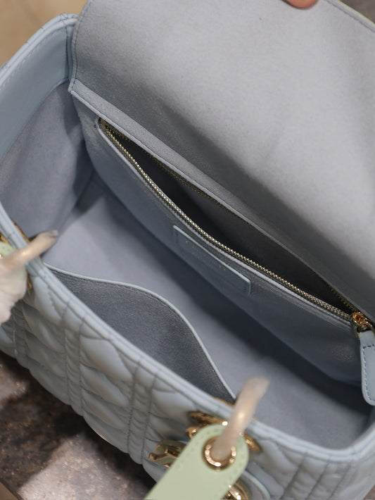 ЖІНОЧА СУМКА LADY BAG 24 ЗІ СТЬОБАНОЇ ШКІРИ ТЕЛЯТИ MACROCANNAGE БЛАКИТНОГО КОЛЬОРУ З ЗЕЛЕНИМ РЕМЕНЕМ