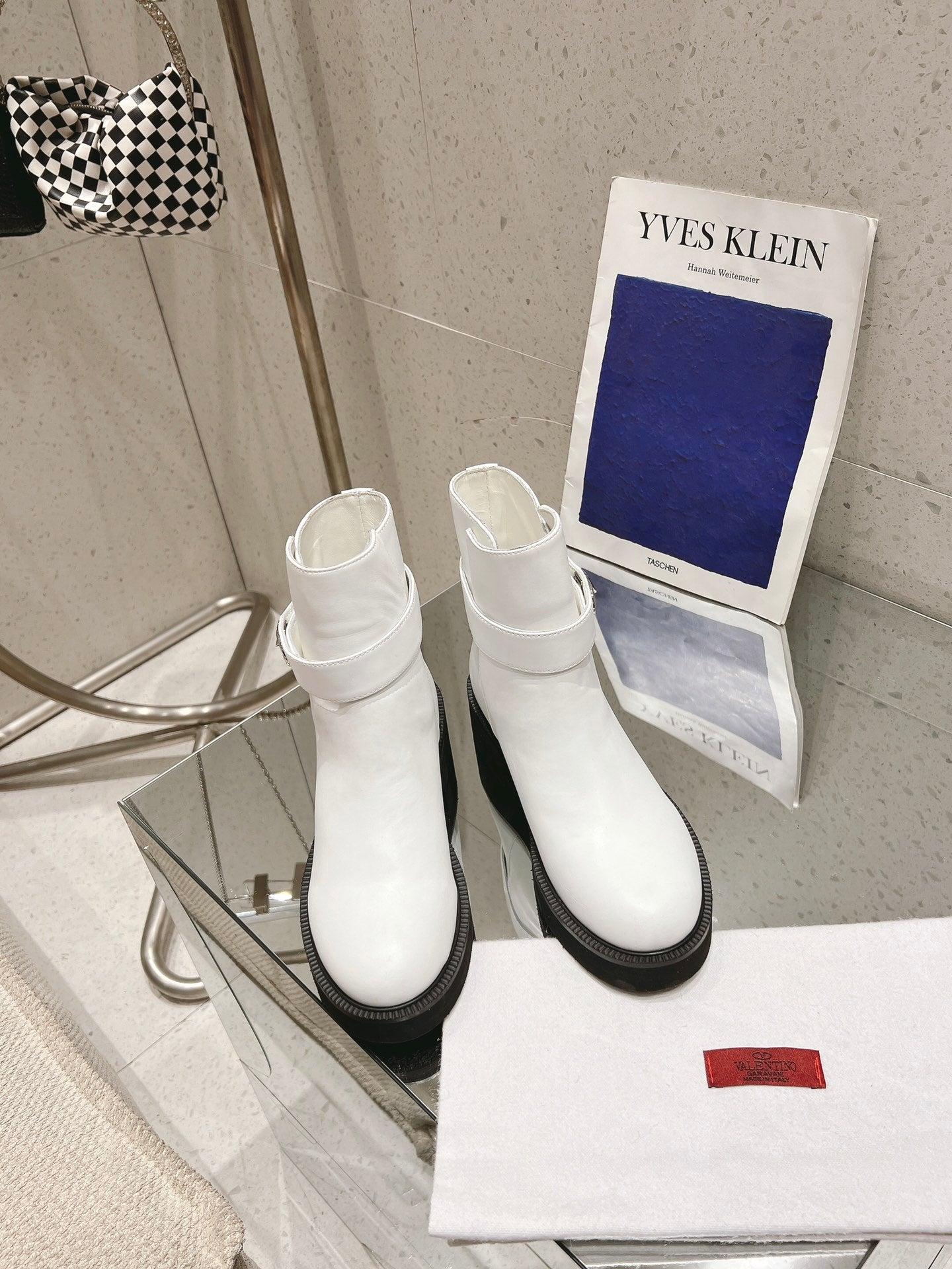 VLOGO LOCKER WHITE CALFSKIN ANKLE BOOT 40MM - 35