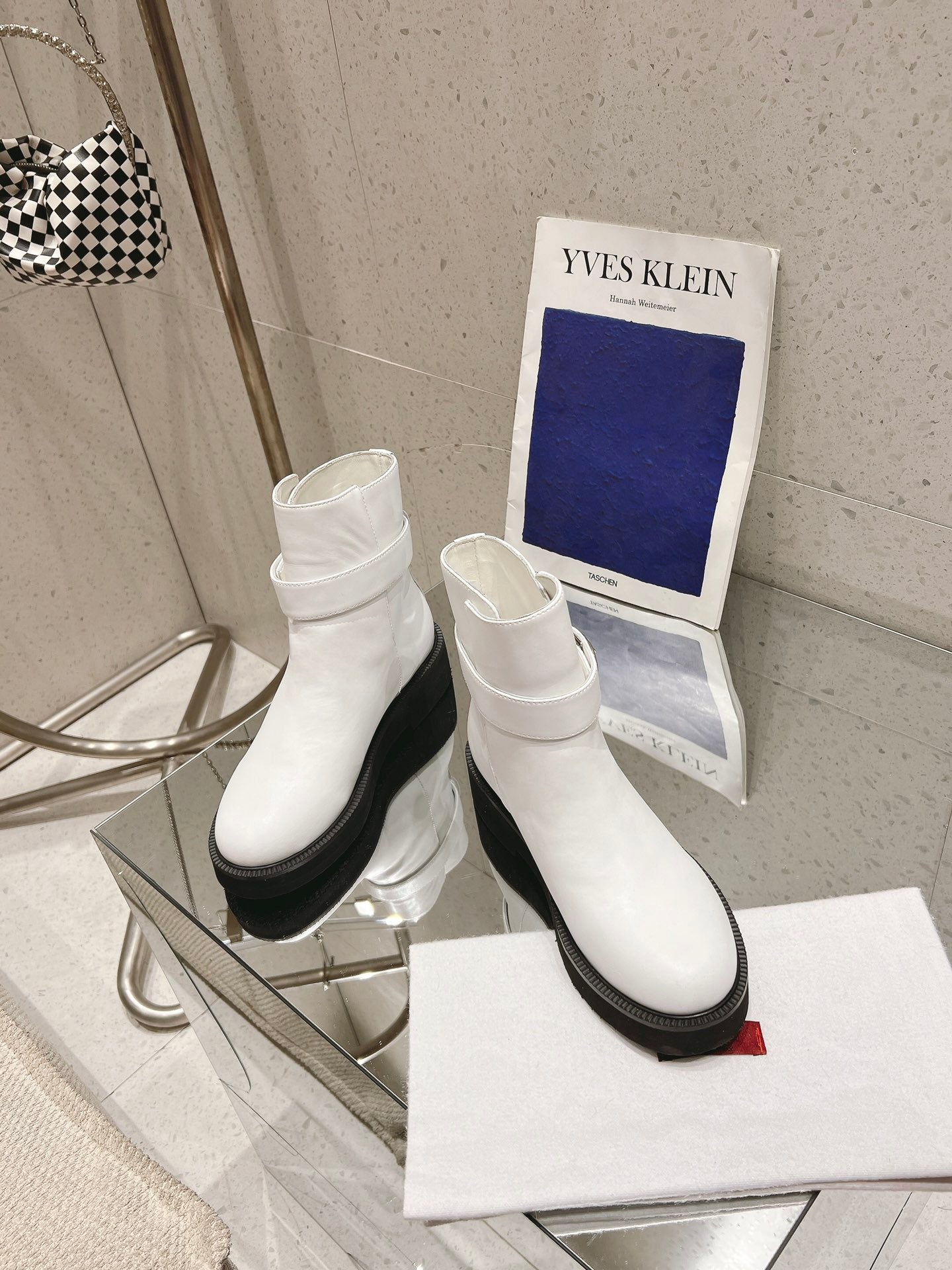 VLOGO LOCKER WHITE CALFSKIN ANKLE BOOT 40MM - 35