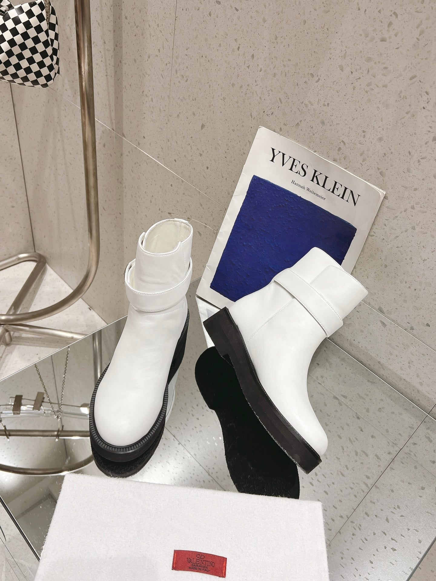 VLOGO LOCKER WHITE CALFSKIN ANKLE BOOT 40MM - 35