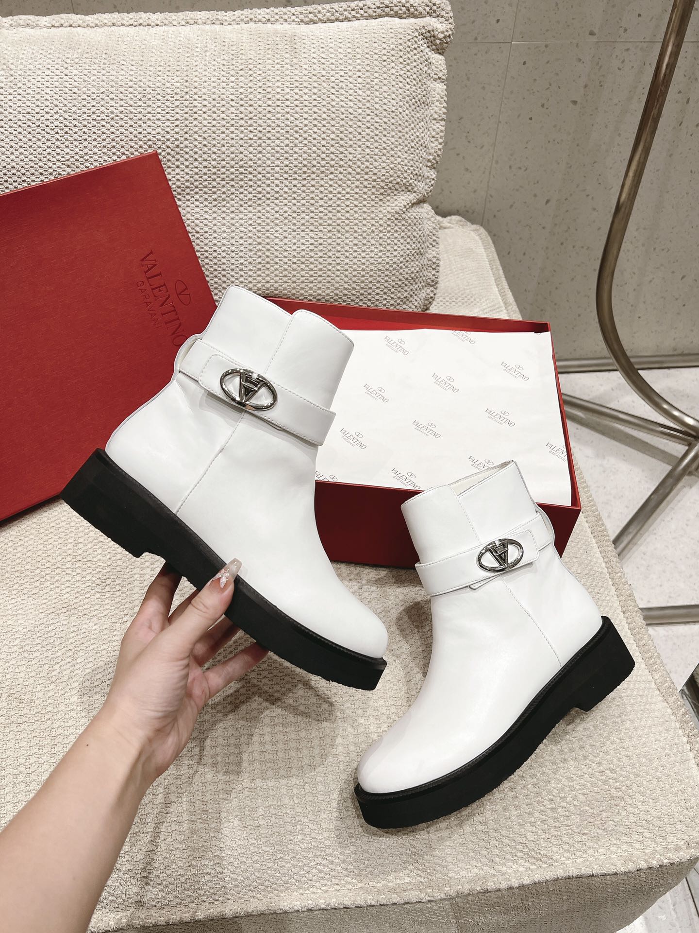 VLOGO LOCKER WHITE CALFSKIN ANKLE BOOT 40MM - 35