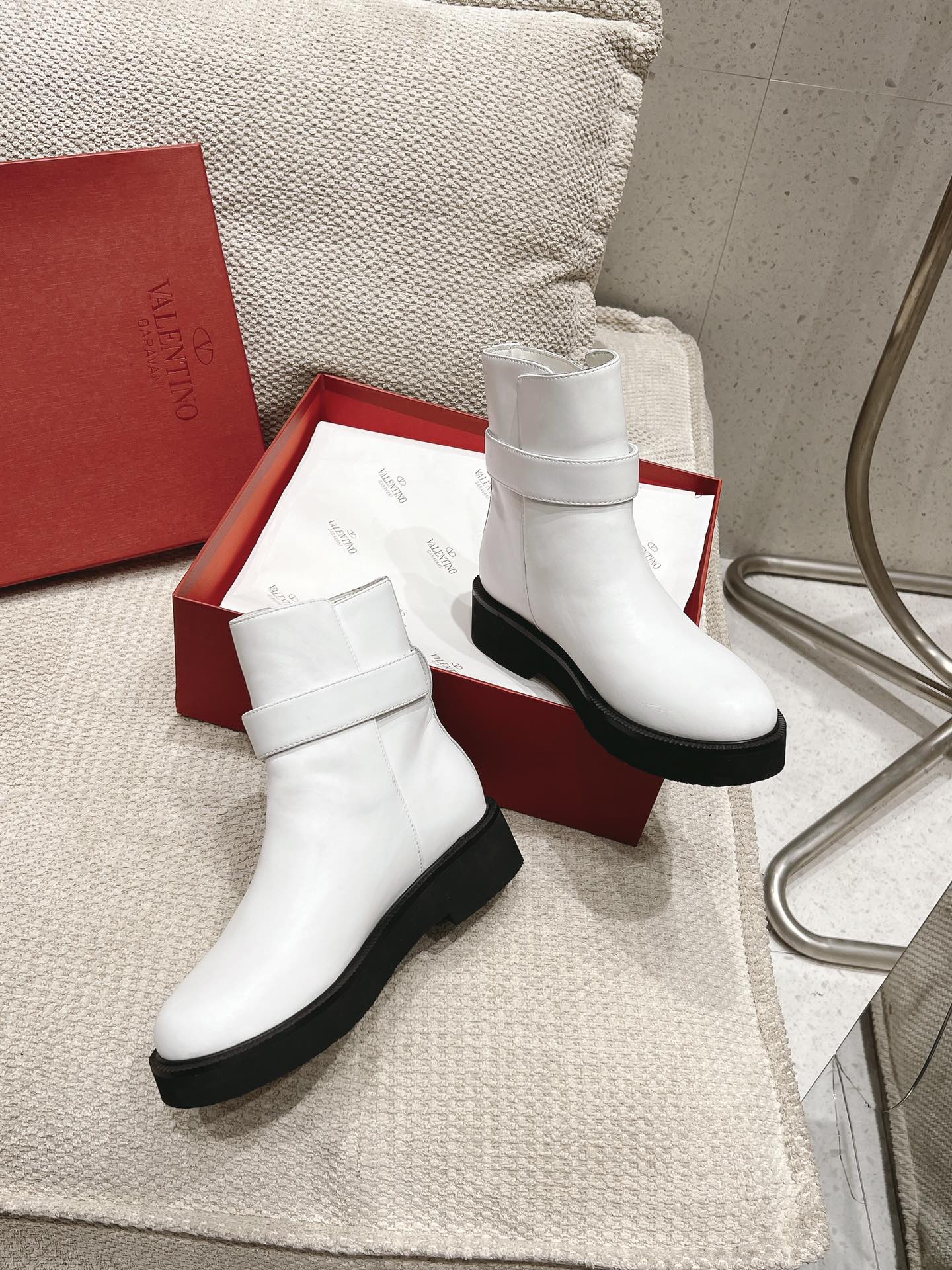 VLOGO LOCKER WHITE CALFSKIN ANKLE BOOT 40MM - 35