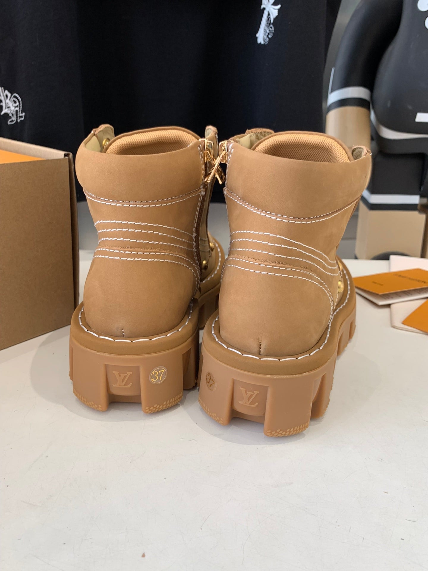 LV CHECKER ANKLE BOOT IN COPPER BROWN SUEDE - 35