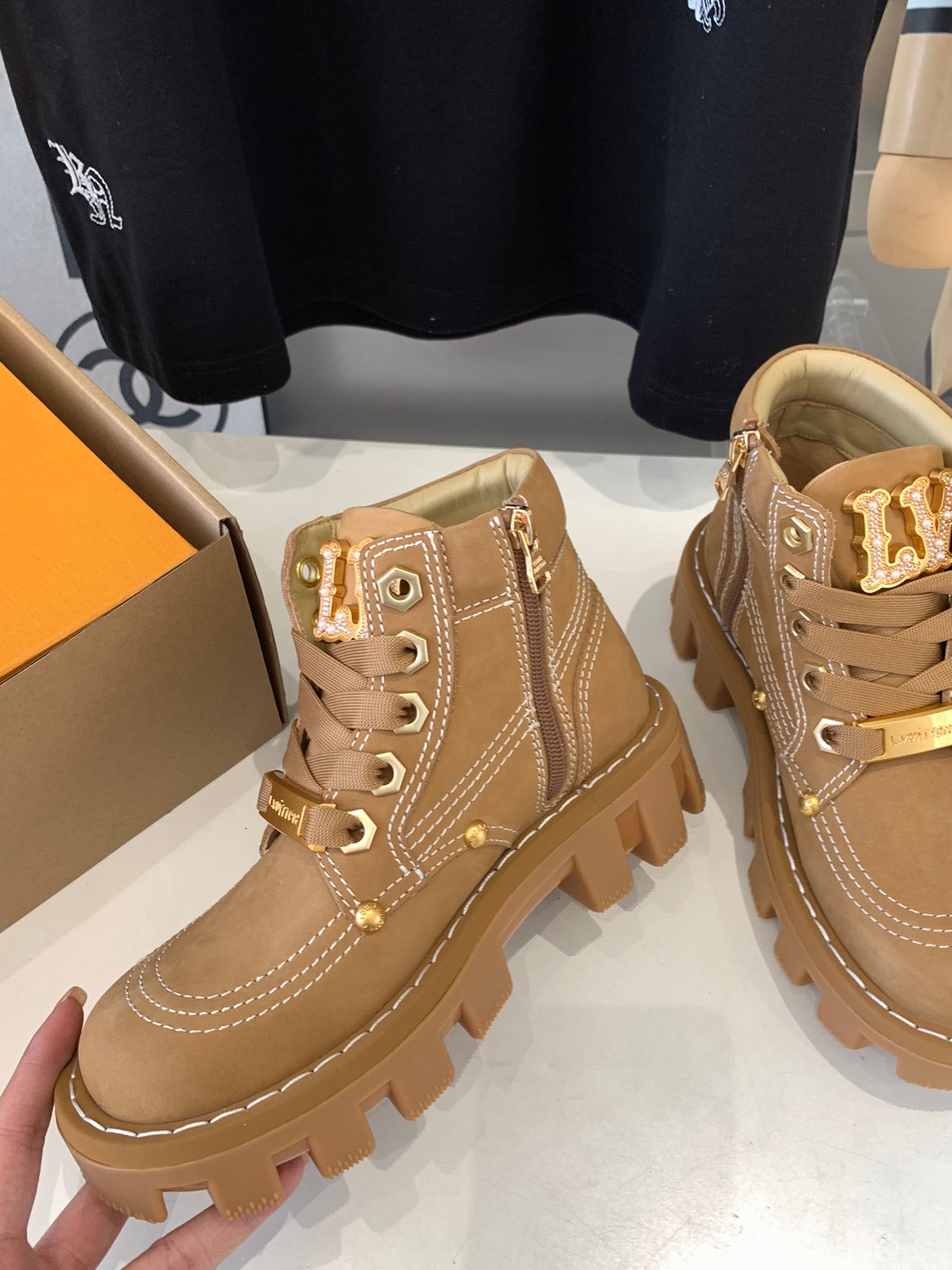 LV CHECKER ANKLE BOOT IN COPPER BROWN SUEDE - 35