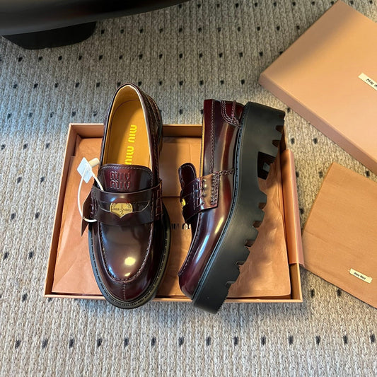 ТУФЛІ-ЛОФЕРИ MIUMIU 26S PENNY З БЛИСКУЧОЇ ТЕЛЯЧОЇ ШКІРИ БОРДОВО-КОРИЧНЕВОГО КОЛЬОРУ