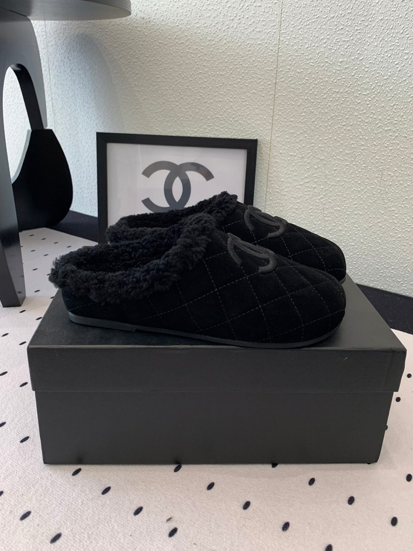 FLAT MULE IN BLACK SUEDE AND LAMB FUR LINING - 35