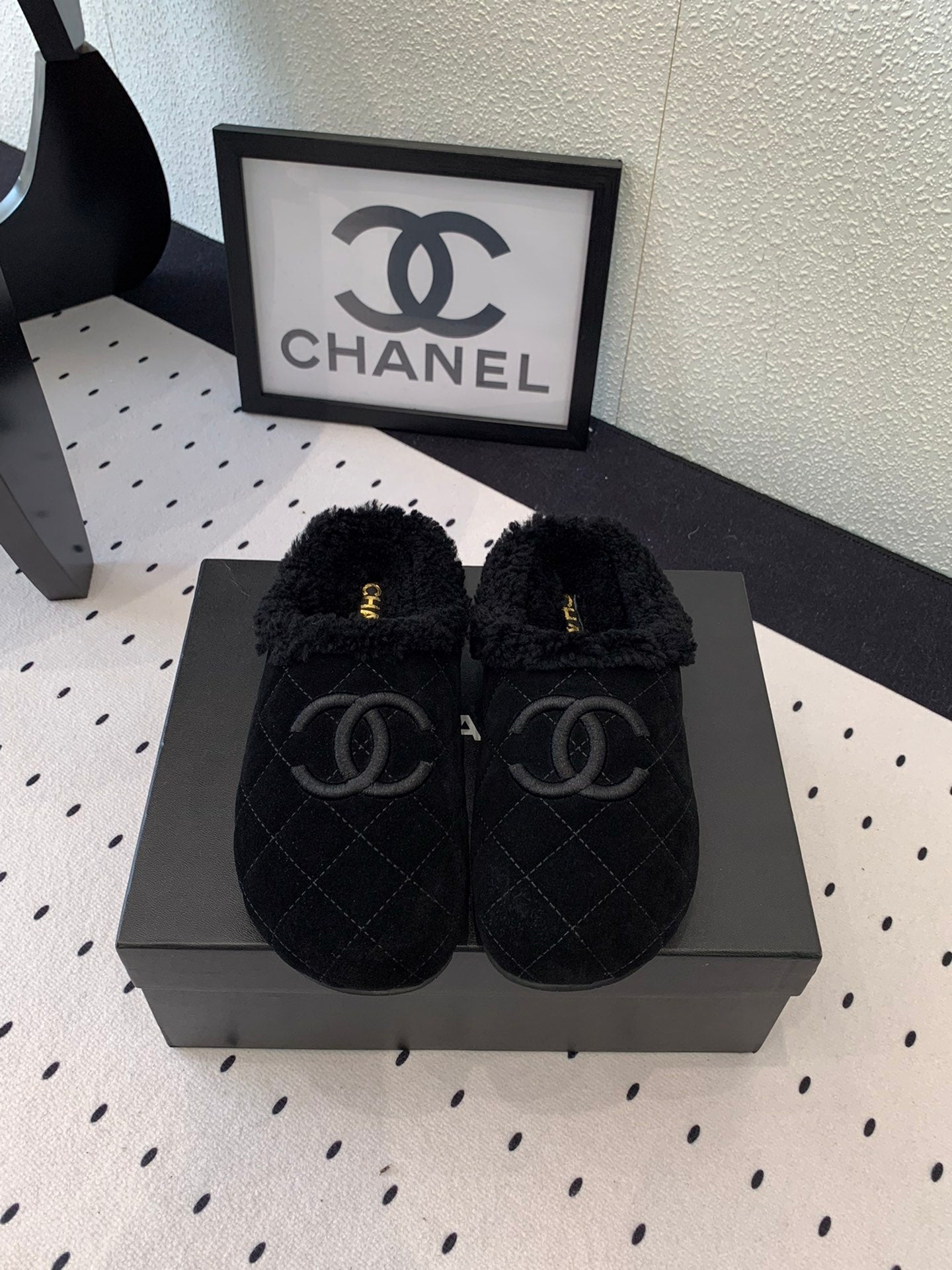 FLAT MULE IN BLACK SUEDE AND LAMB FUR LINING - 35
