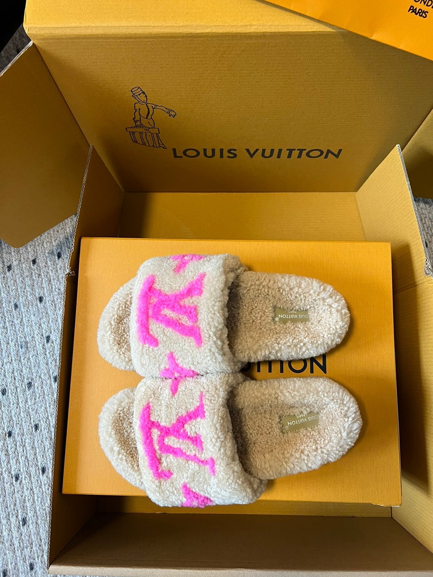 SLIPPER IN CAMEL BEIGE FLEECE WITH BRIGHT PINK LOGO - 35
