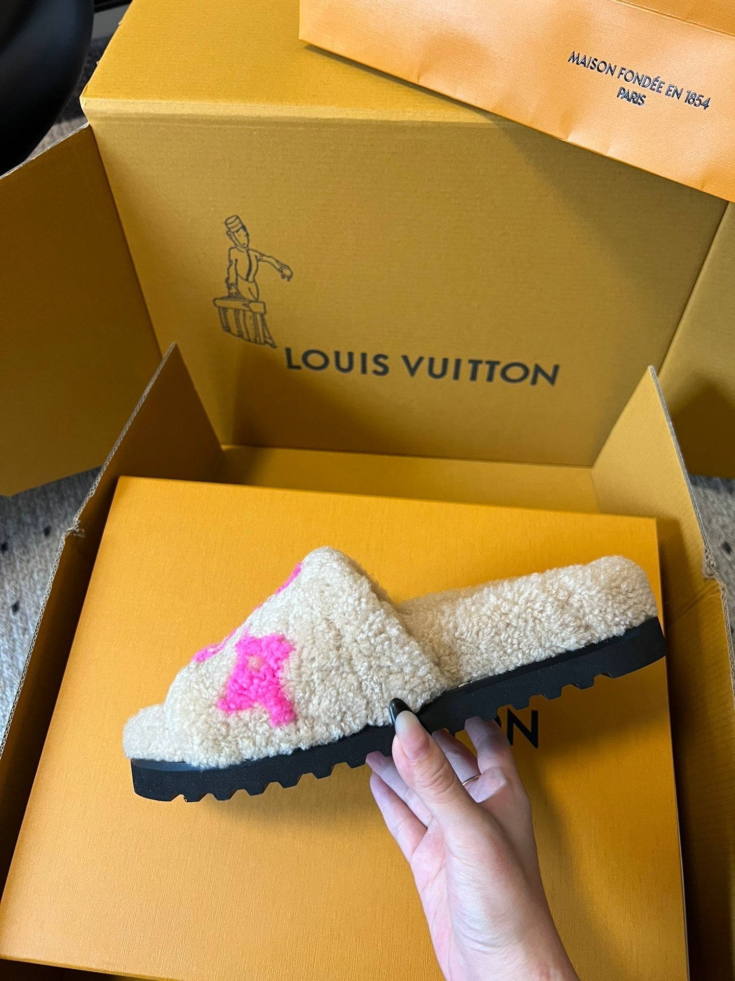 SLIPPER IN CAMEL BEIGE FLEECE WITH BRIGHT PINK LOGO - 35