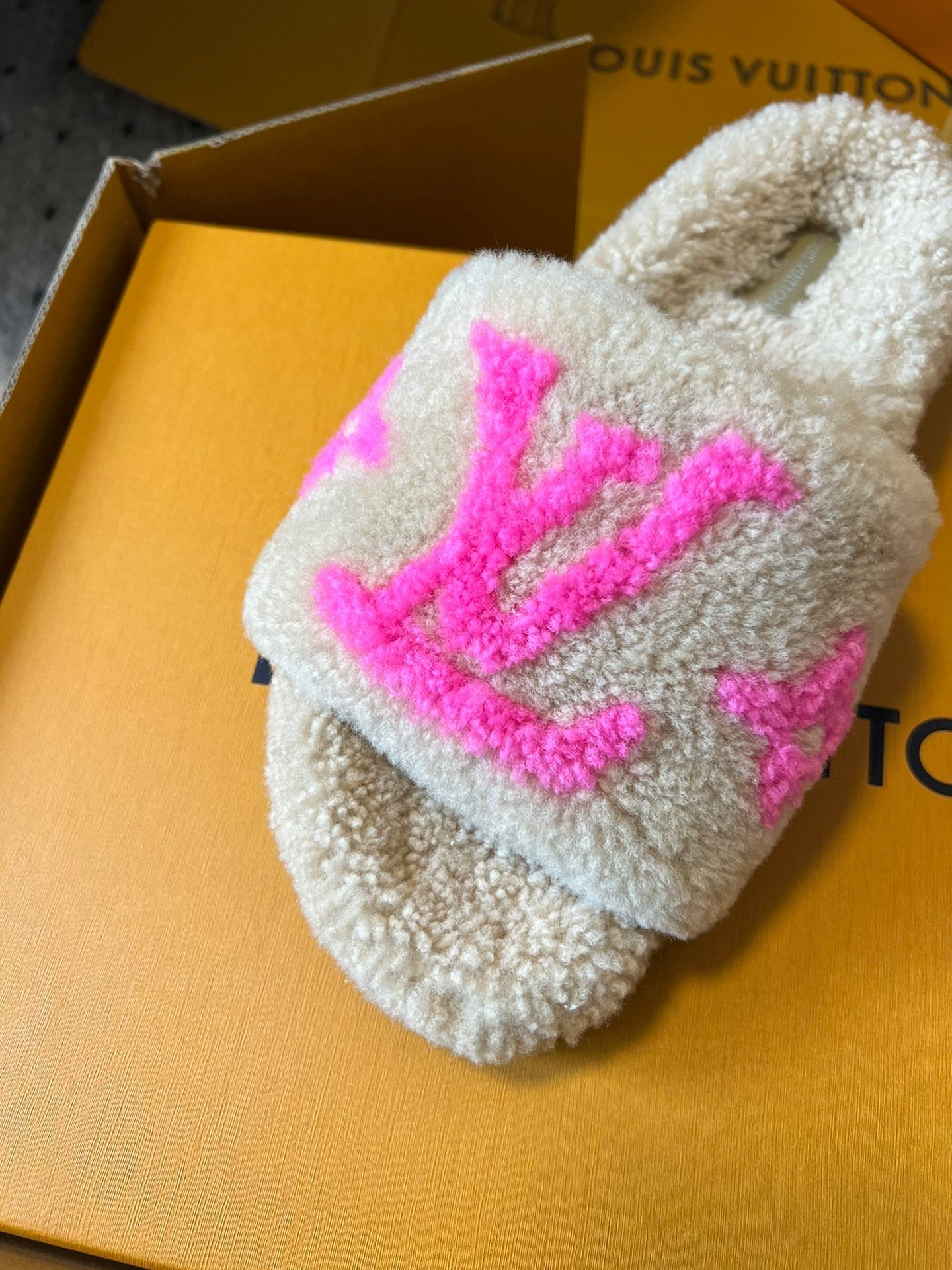 SLIPPER IN CAMEL BEIGE FLEECE WITH BRIGHT PINK LOGO - 35
