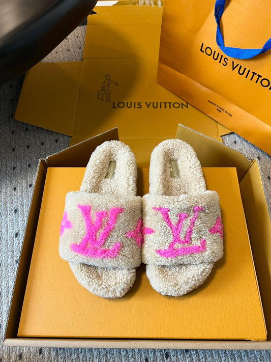 SLIPPER IN CAMEL BEIGE FLEECE WITH BRIGHT PINK LOGO - 35