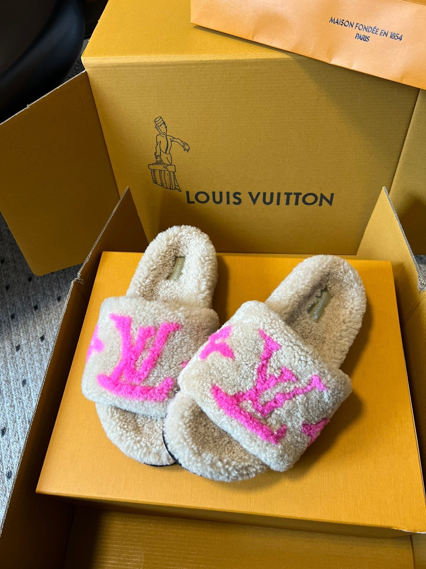 SLIPPER IN CAMEL BEIGE FLEECE WITH BRIGHT PINK LOGO - 35