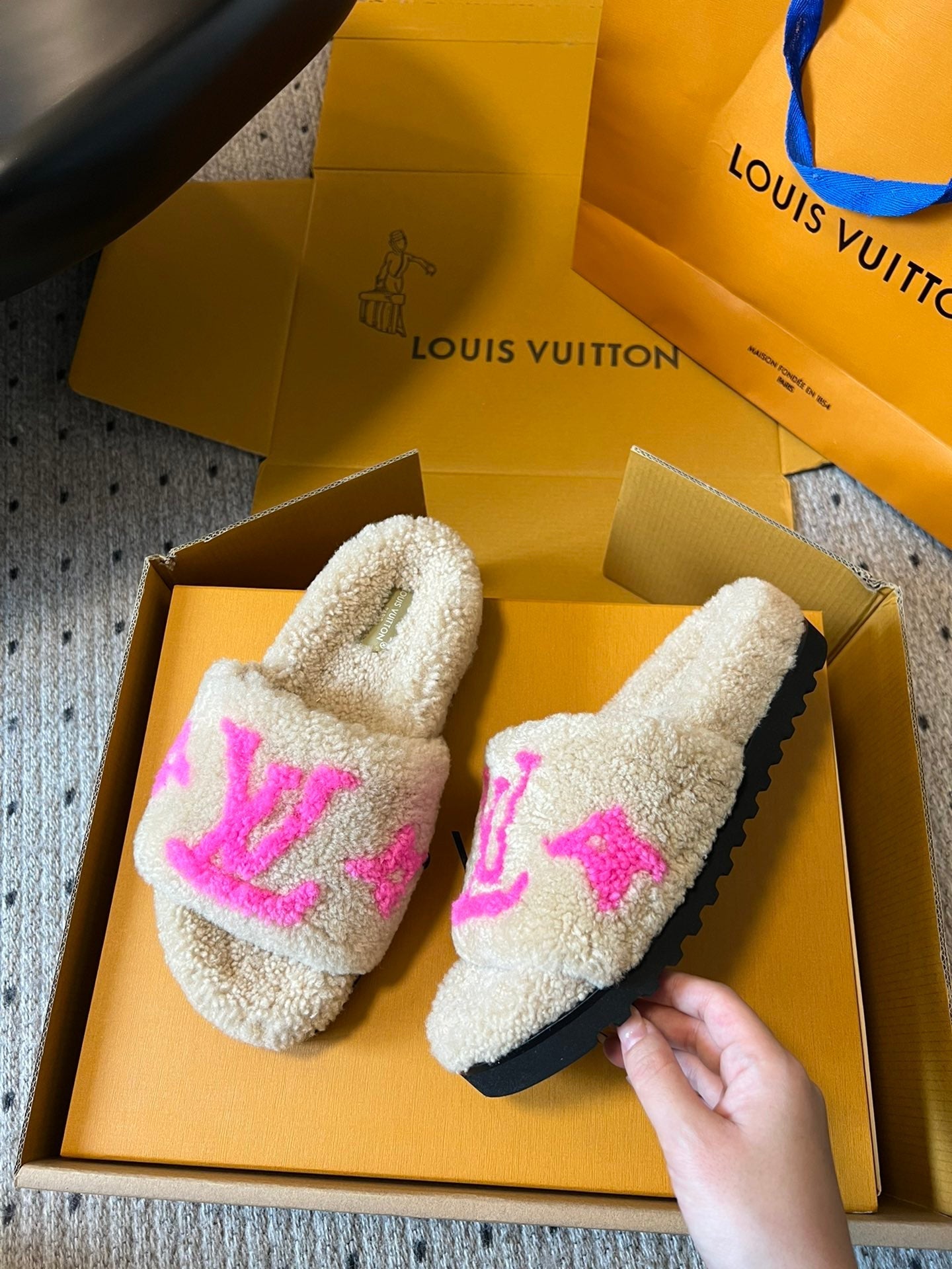 SLIPPER IN CAMEL BEIGE FLEECE WITH BRIGHT PINK LOGO - 35