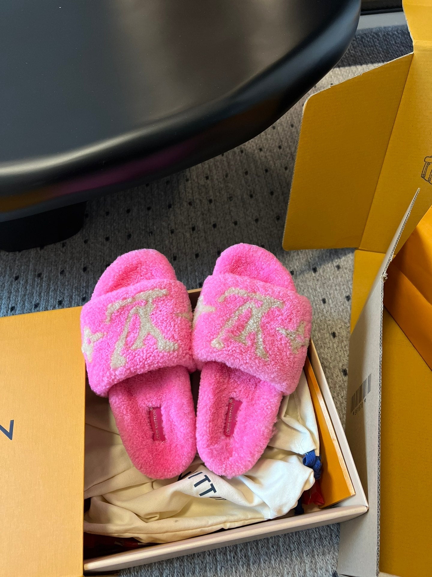 SLIPPER IN BRIGHT PINK FLEECE WITH CAMEL BEIGE LOGO - 35