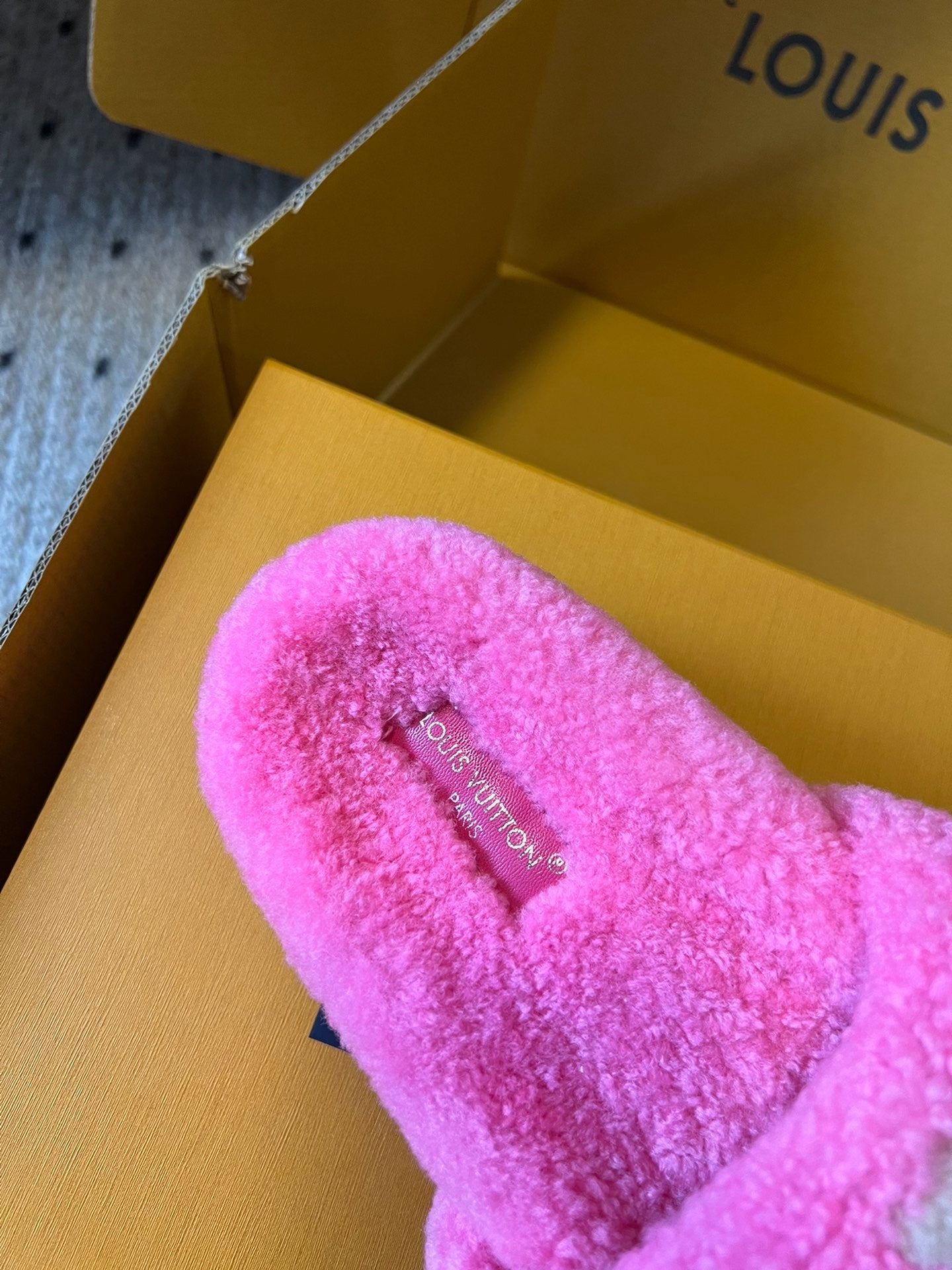 SLIPPER IN BRIGHT PINK FLEECE WITH CAMEL BEIGE LOGO - 35