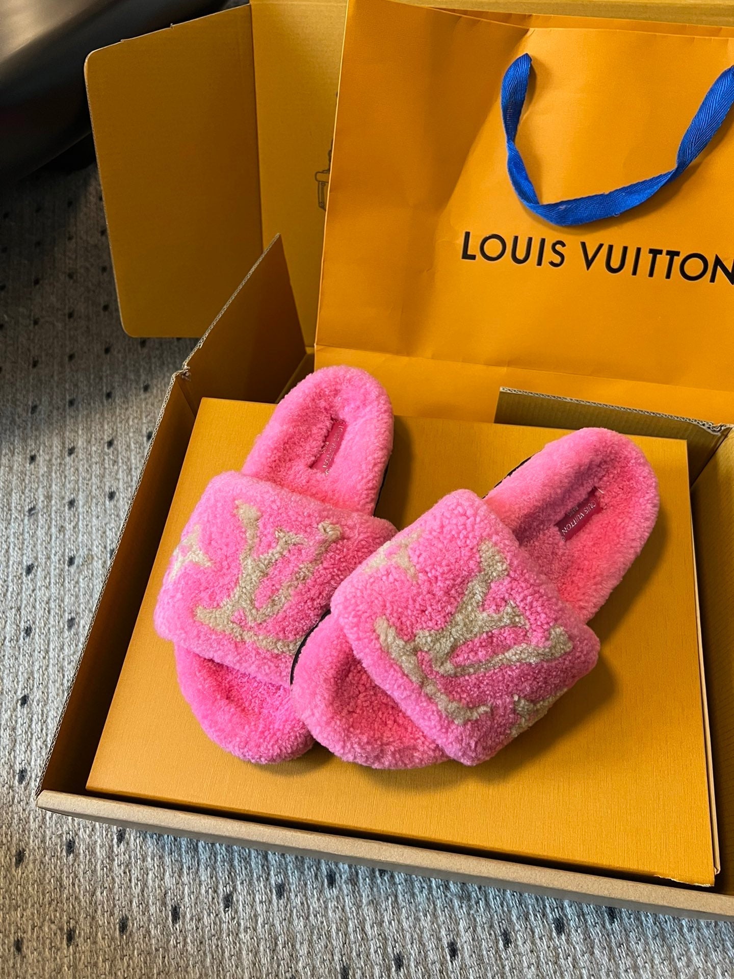 SLIPPER IN BRIGHT PINK FLEECE WITH CAMEL BEIGE LOGO - 35