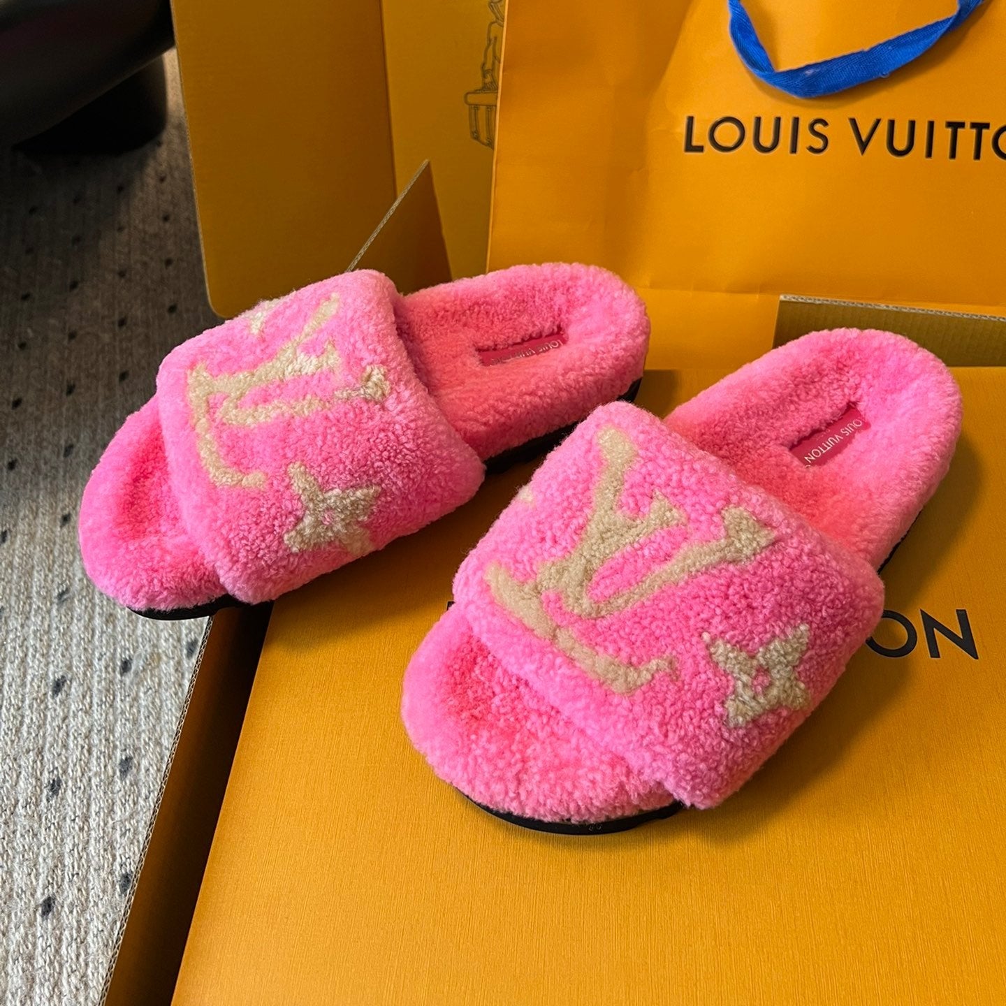 SLIPPER IN BRIGHT PINK FLEECE WITH CAMEL BEIGE LOGO - 35