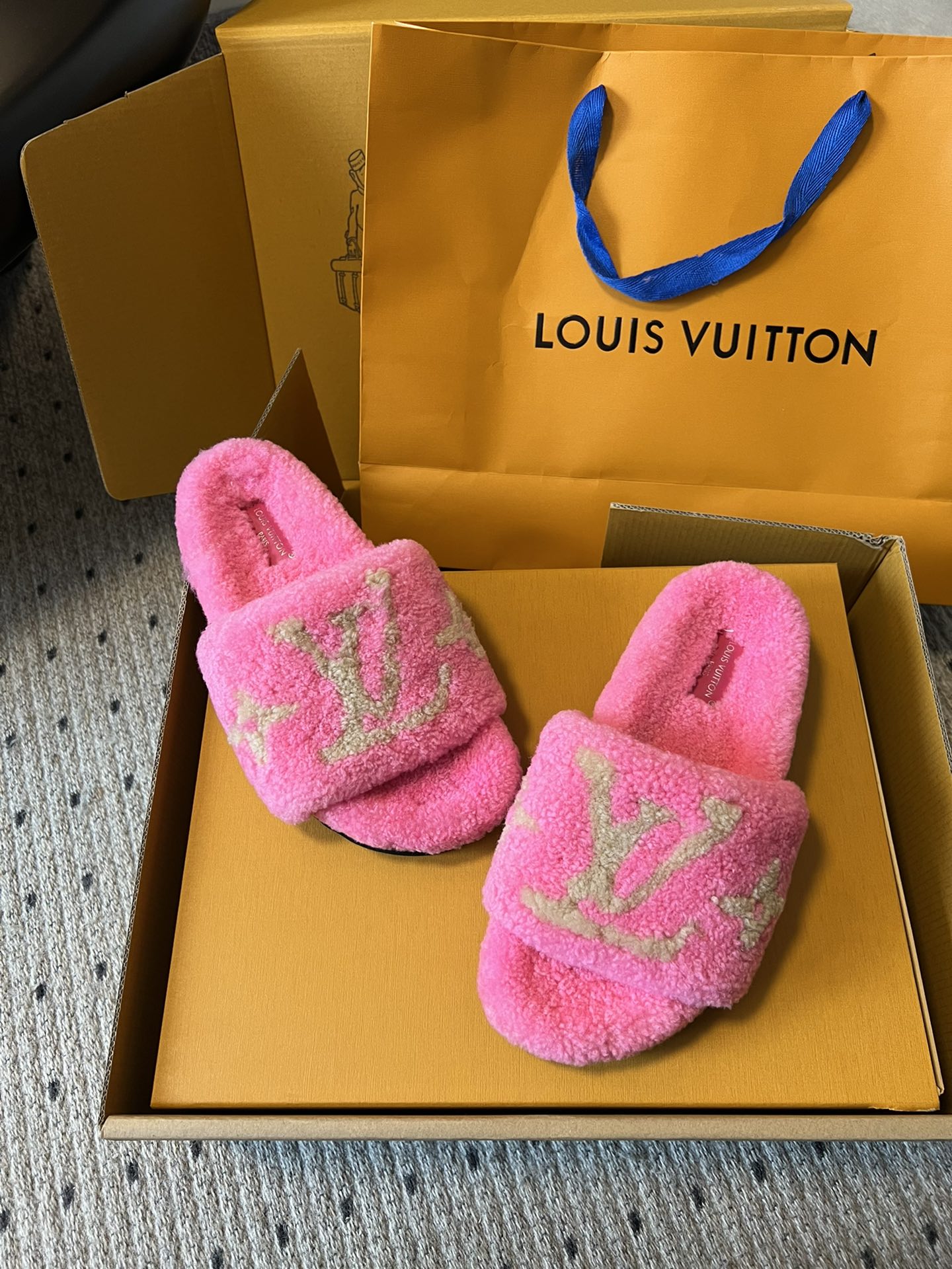 SLIPPER IN BRIGHT PINK FLEECE WITH CAMEL BEIGE LOGO - 35