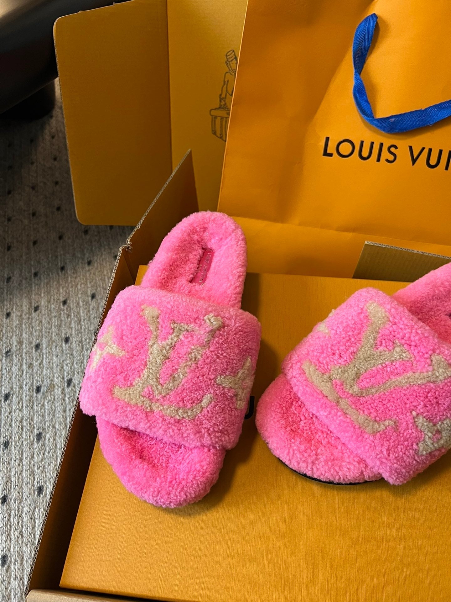 SLIPPER IN BRIGHT PINK FLEECE WITH CAMEL BEIGE LOGO - 35