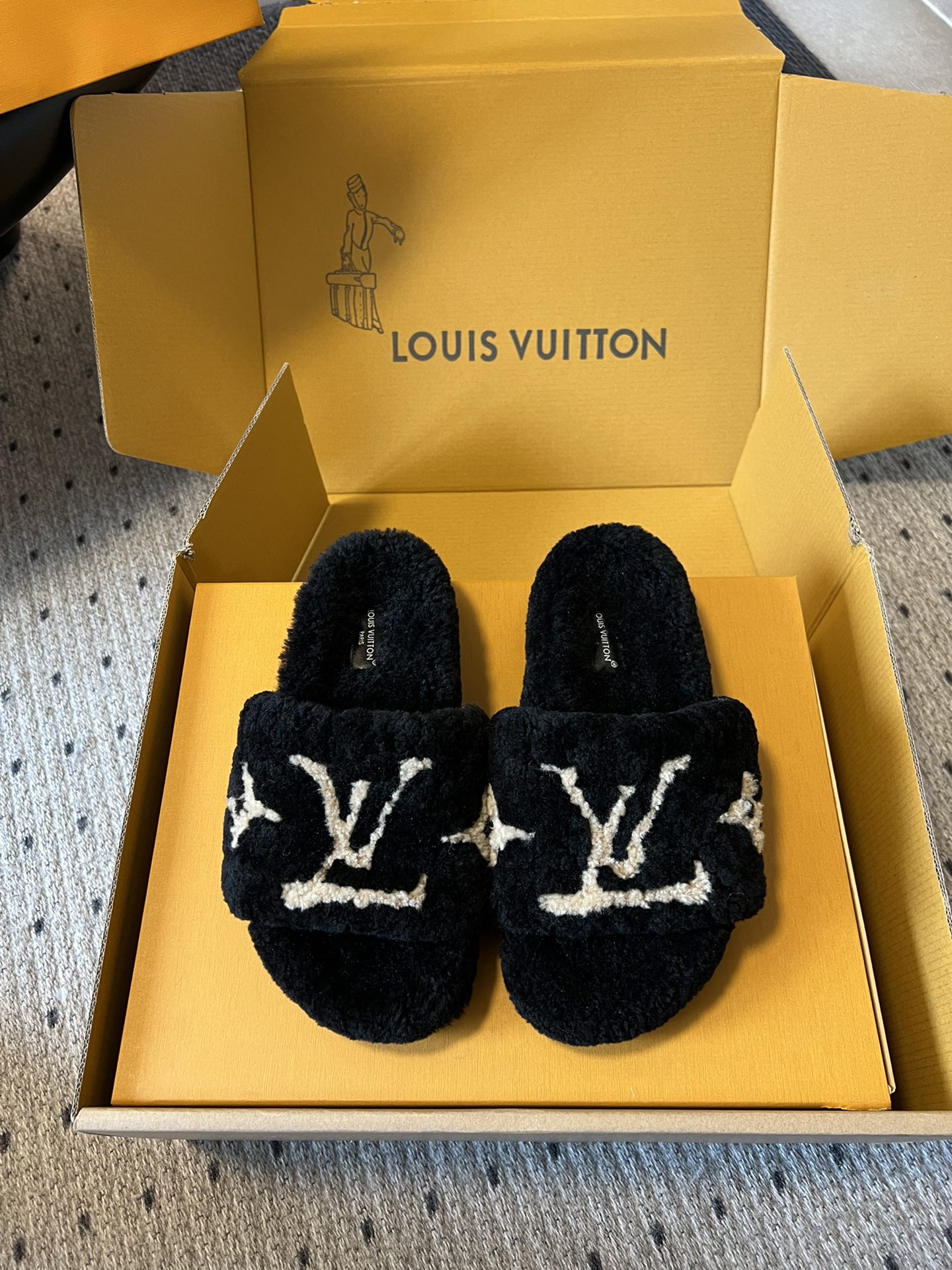 SLIPPER IN BLACK FLEECE WITH BEIGE LOGO - 35