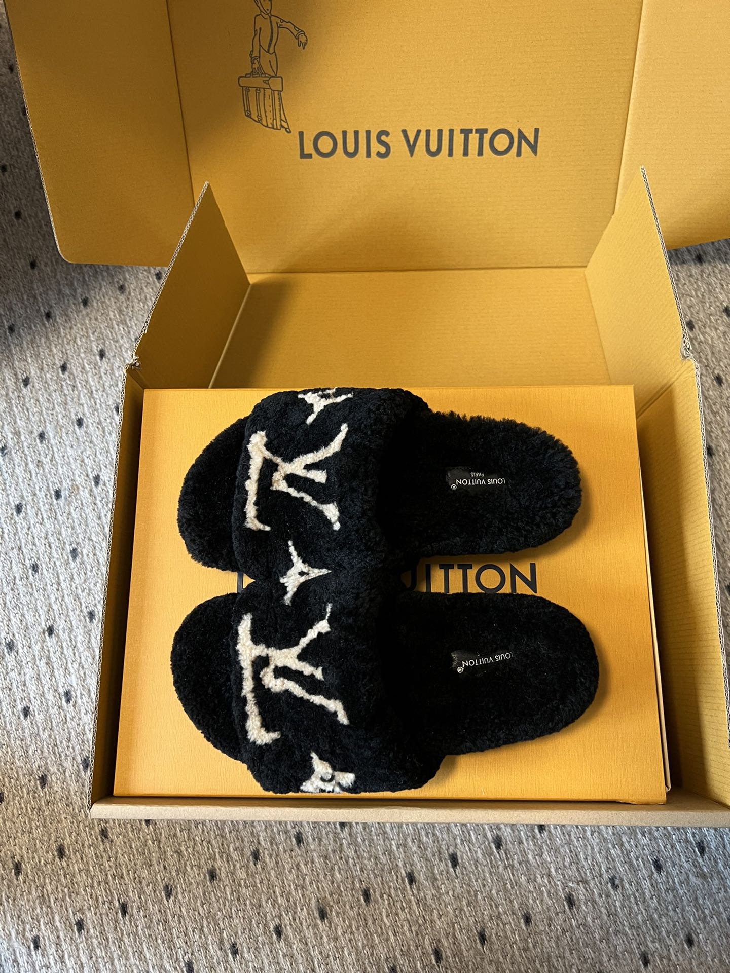 SLIPPER IN BLACK FLEECE WITH BEIGE LOGO - 35