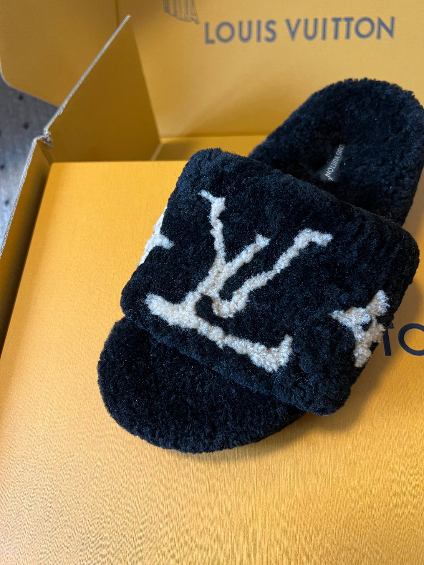 SLIPPER IN BLACK FLEECE WITH BEIGE LOGO - 35