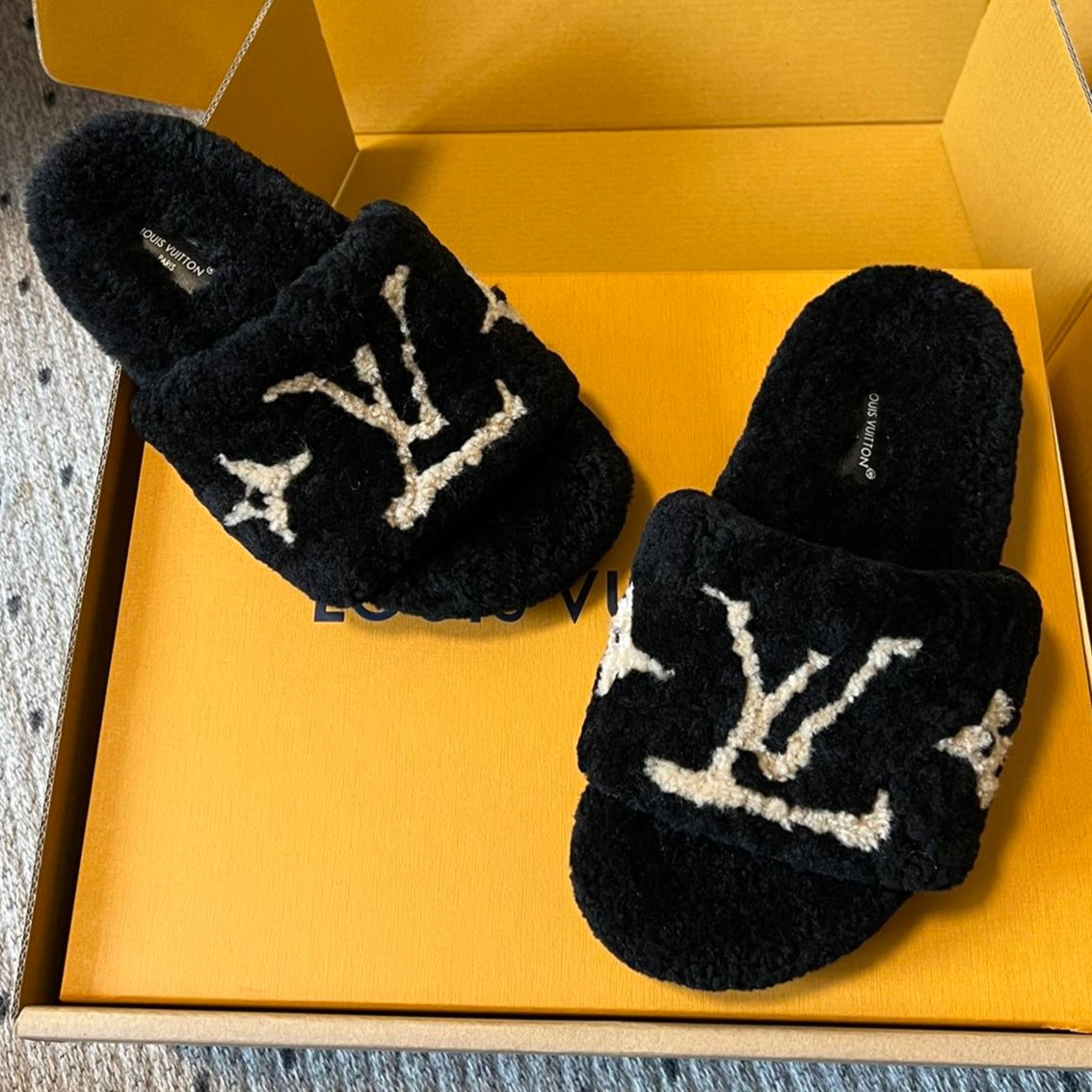 SLIPPER IN BLACK FLEECE WITH BEIGE LOGO - 35