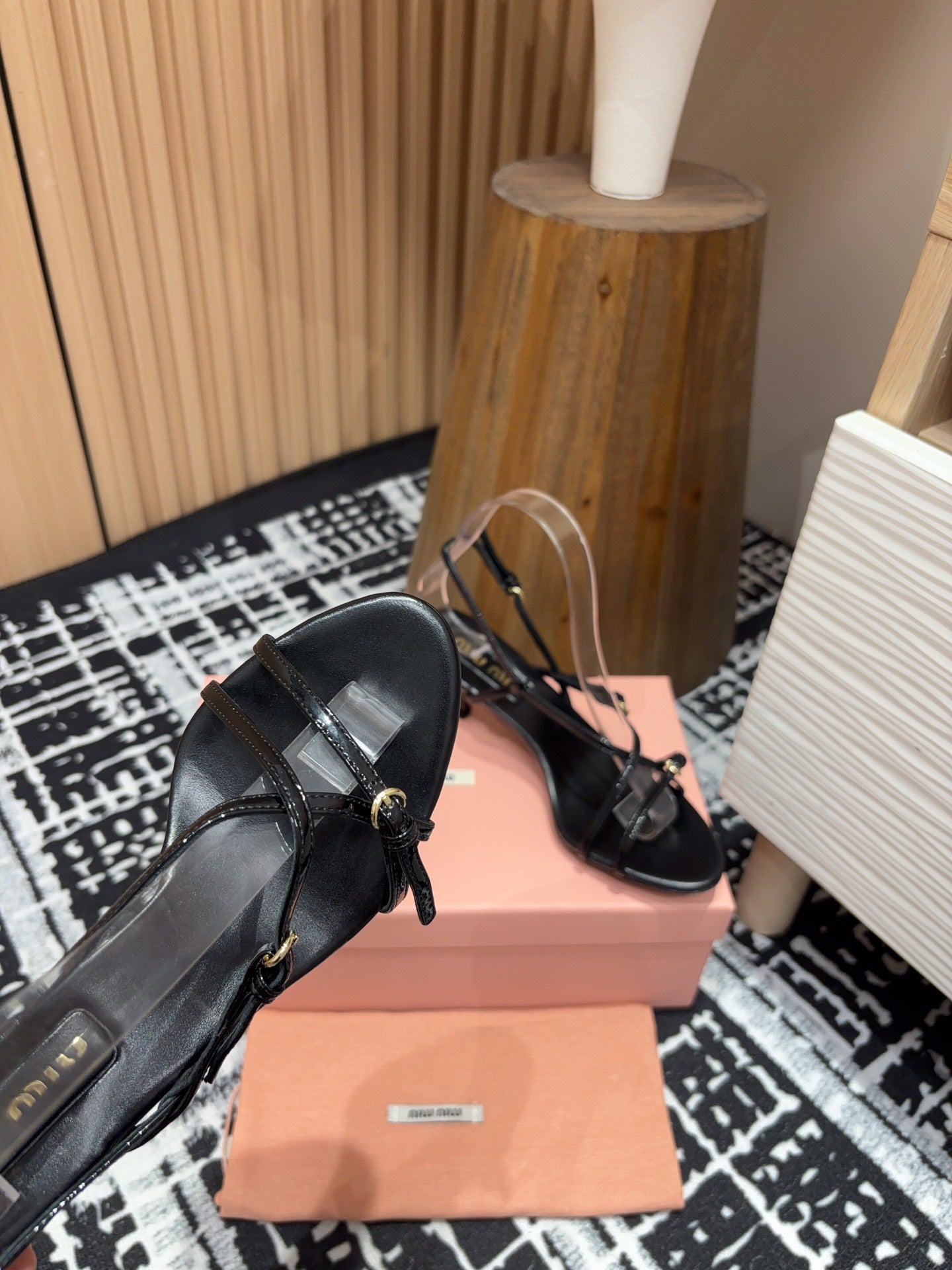 STRAP HIGH HEEL SANDALS IN BLACK SHINY LAMBSKIN - 35