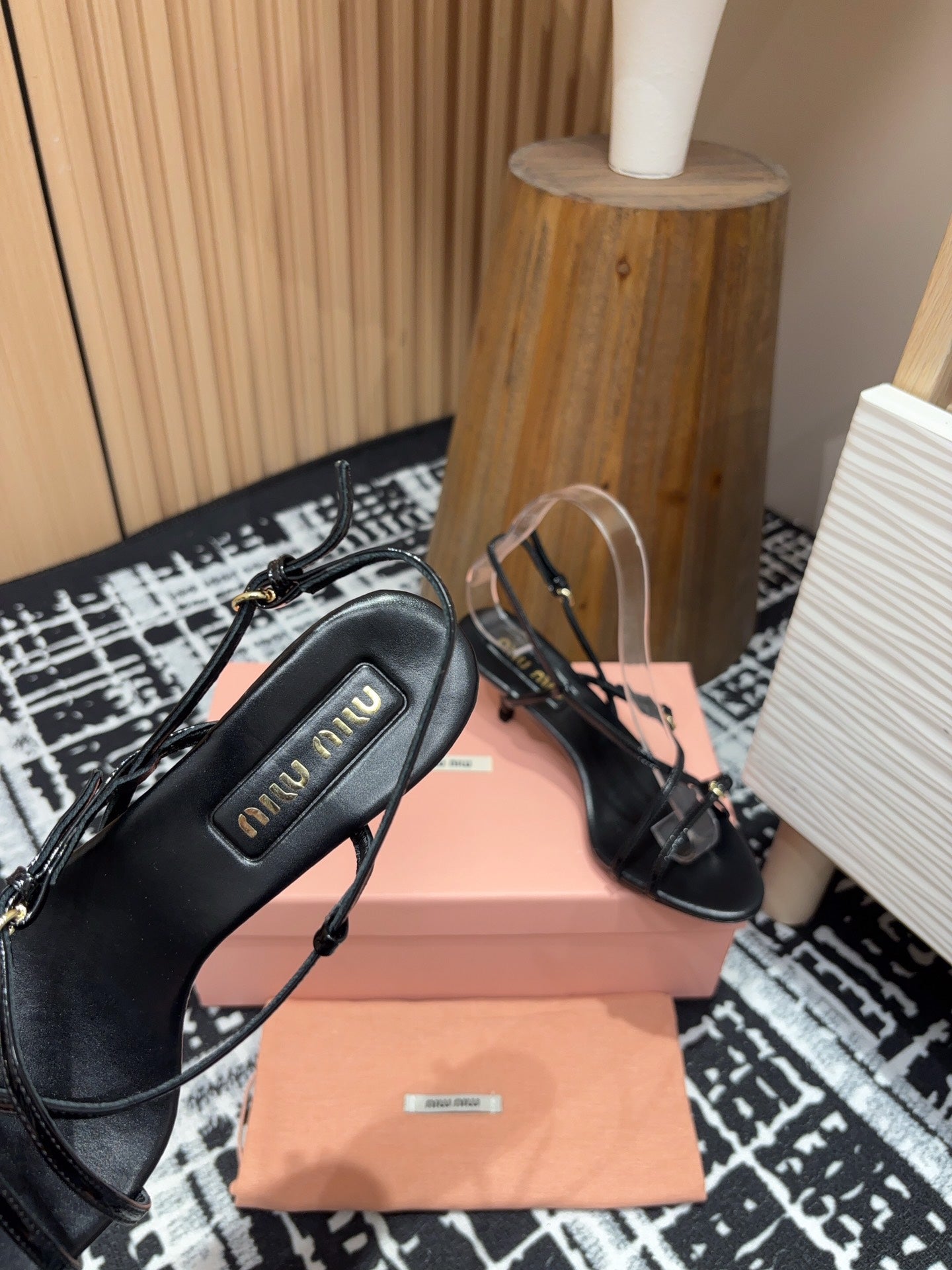 STRAP HIGH HEEL SANDALS IN BLACK SHINY LAMBSKIN - 35