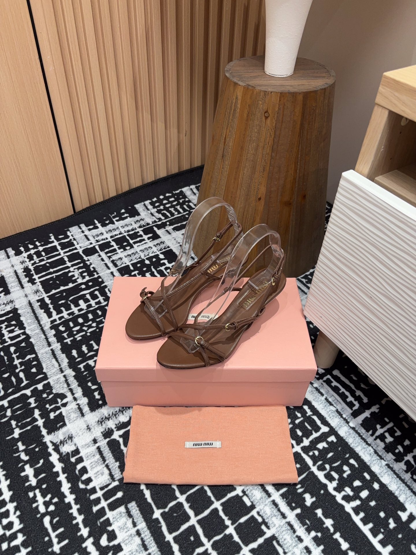 STRAP HIGH HEEL SANDALS IN CHOCOLATE SHINY LAMBSKIN - 35