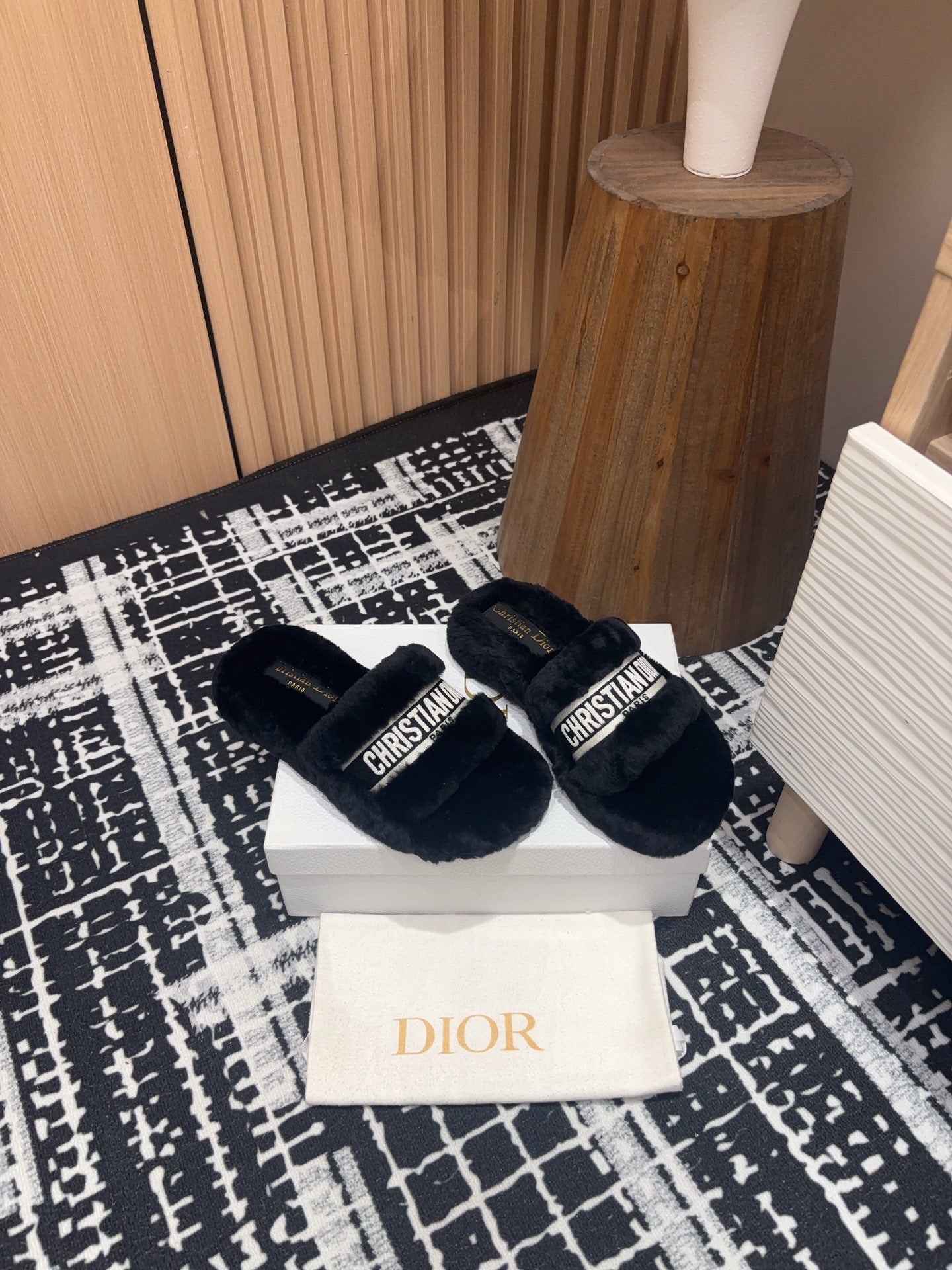THICK-SOLE SLIPPERS BLACK SHEARLING WITH EMBROIDERED LOGO - 35