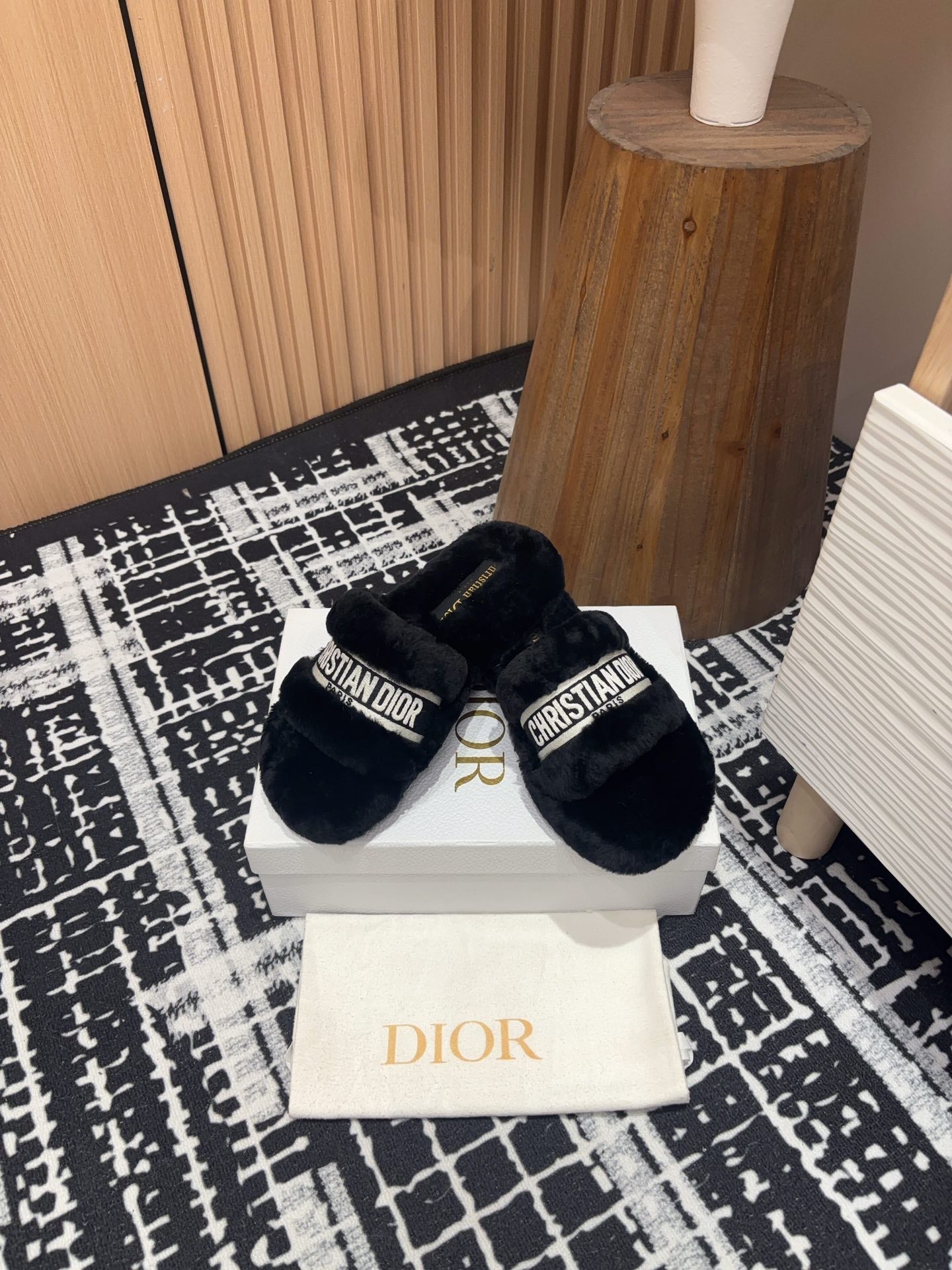 THICK-SOLE SLIPPERS BLACK SHEARLING WITH EMBROIDERED LOGO - 35