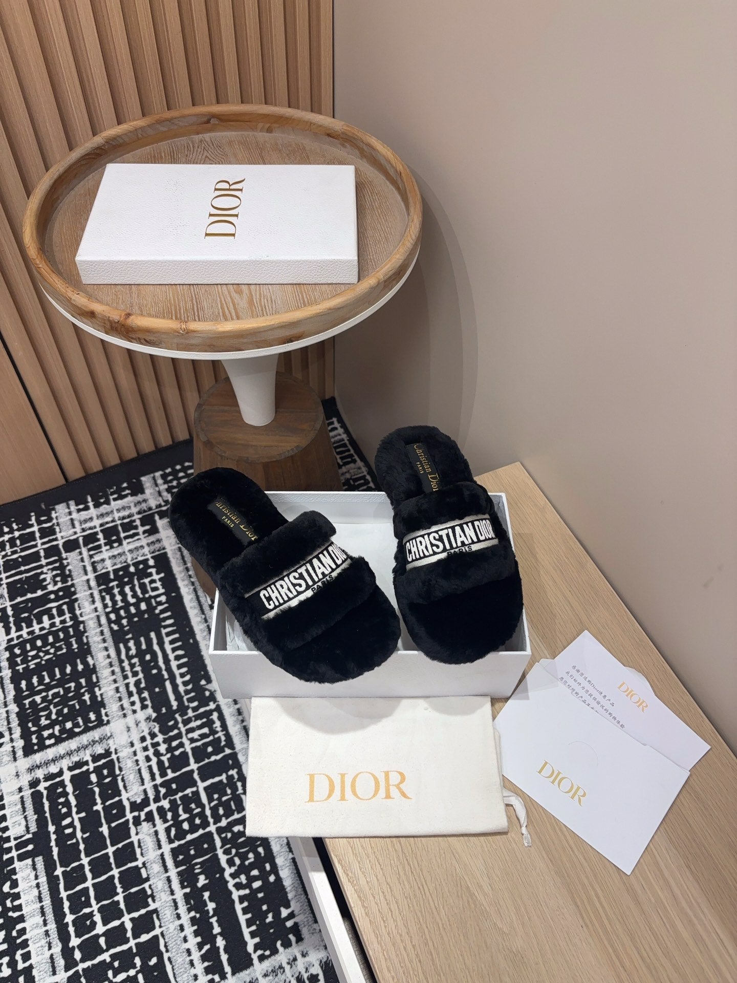 THICK-SOLE SLIPPERS BLACK SHEARLING WITH EMBROIDERED LOGO - 35