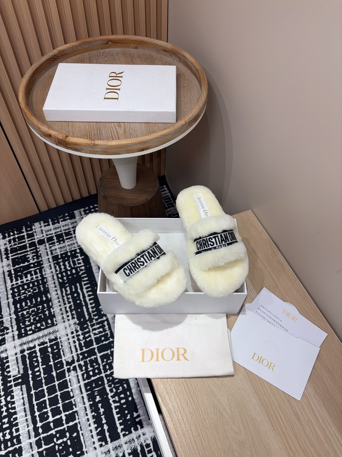 THICK-SOLE SLIPPERS WHITE CREAM SHEARLING WITH EMBROIDERED LOGO - 35