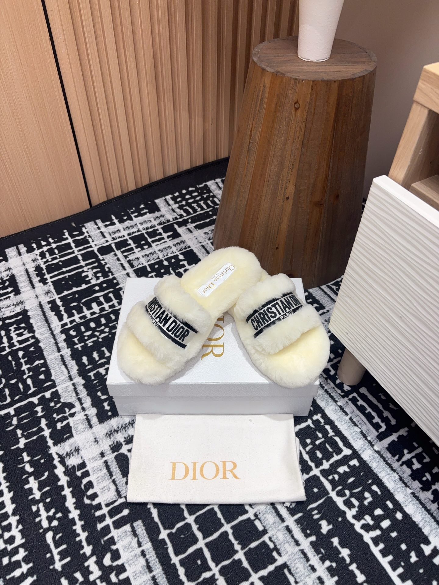 THICK-SOLE SLIPPERS WHITE CREAM SHEARLING WITH EMBROIDERED LOGO - 35