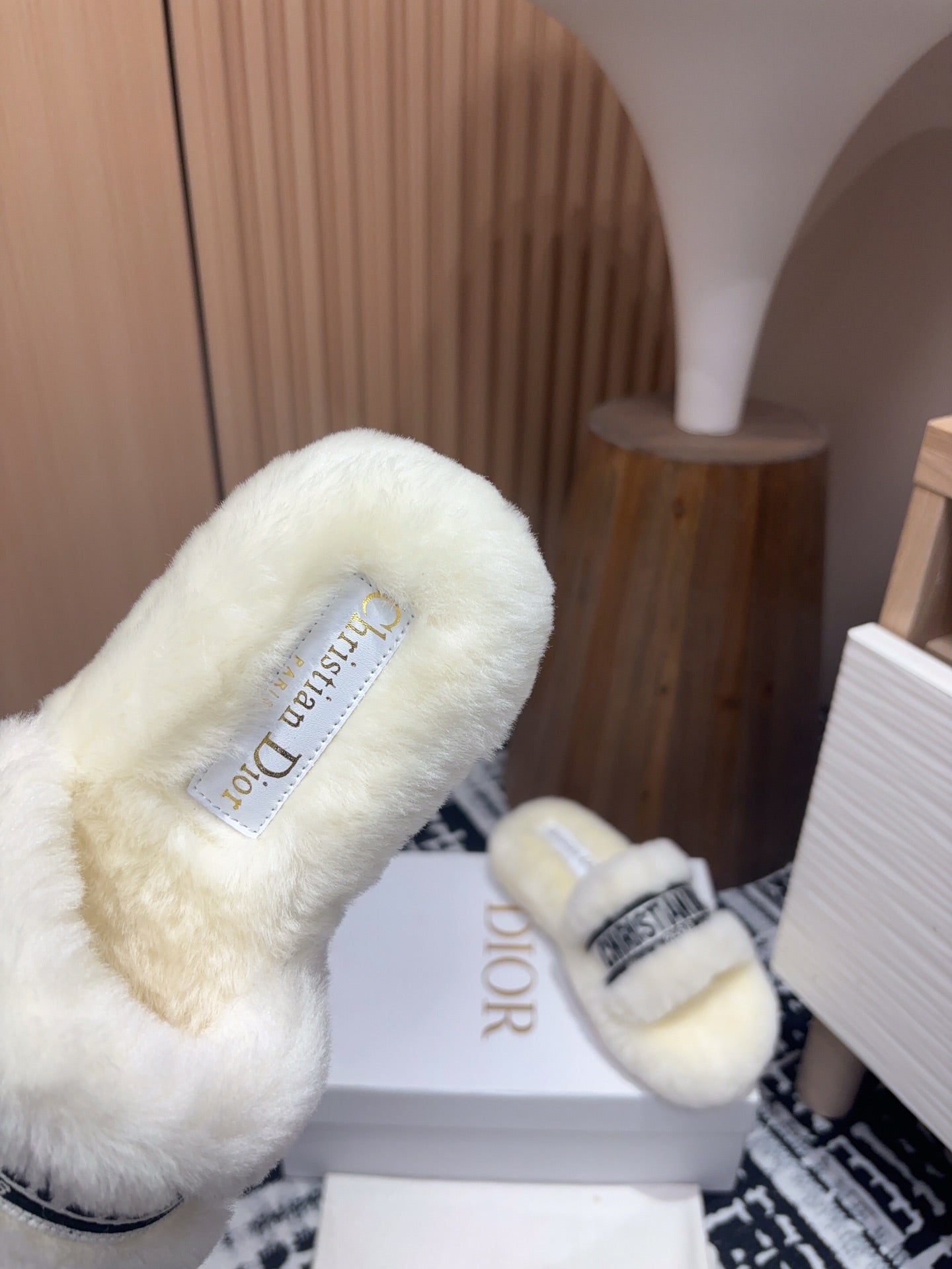 THICK-SOLE SLIPPERS WHITE CREAM SHEARLING WITH EMBROIDERED LOGO - 35