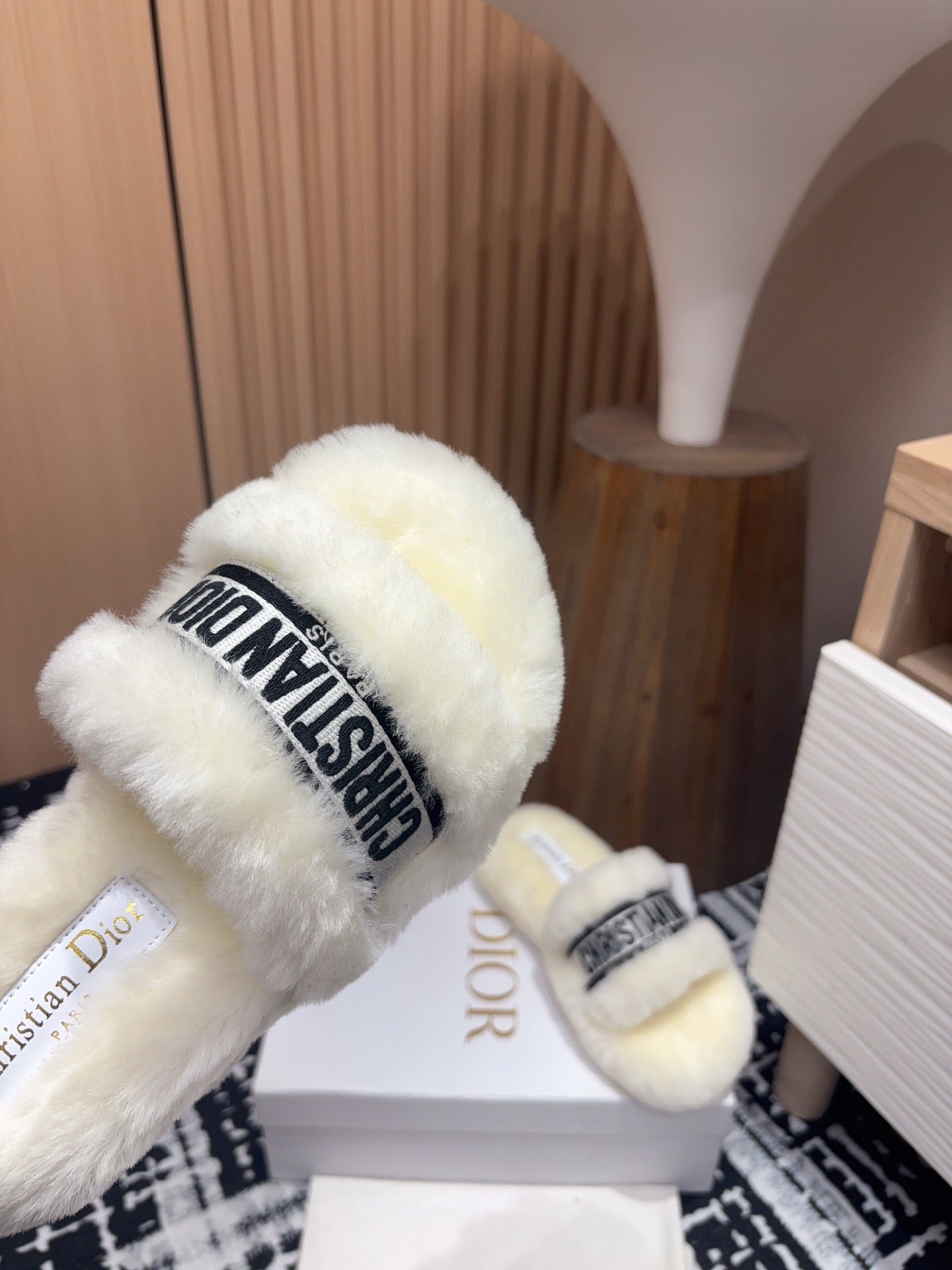 THICK-SOLE SLIPPERS WHITE CREAM SHEARLING WITH EMBROIDERED LOGO - 35