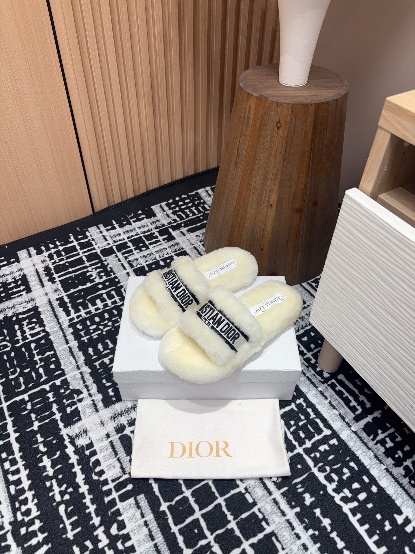 THICK-SOLE SLIPPERS WHITE CREAM SHEARLING WITH EMBROIDERED LOGO - 35