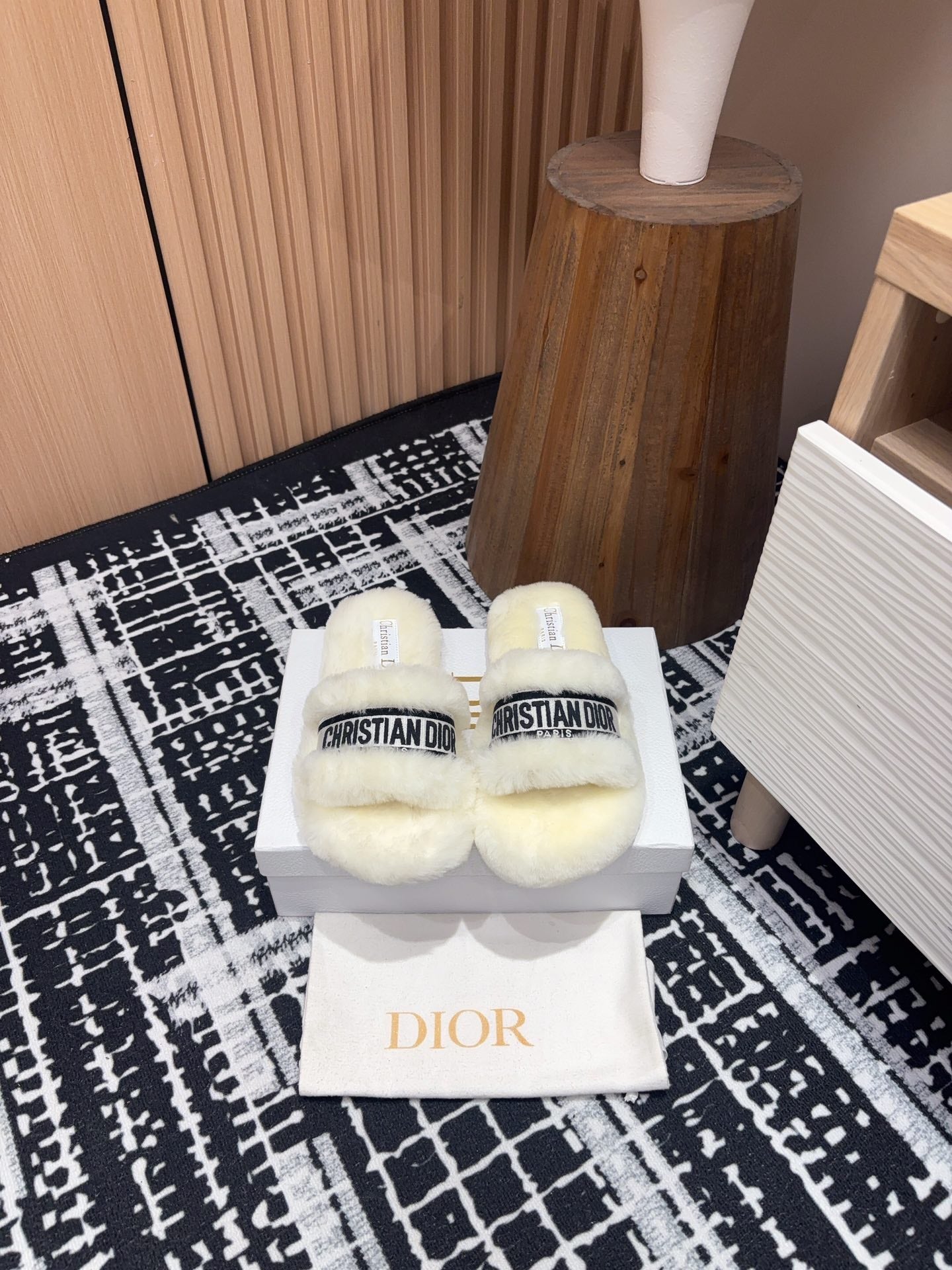 THICK-SOLE SLIPPERS WHITE CREAM SHEARLING WITH EMBROIDERED LOGO - 35