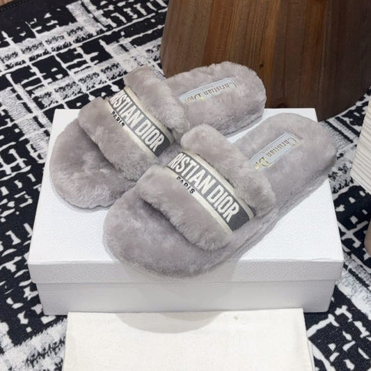 THICK-SOLE SLIPPERS IN PALE GRAY SHEARLING WITH EMBROIDERED LOGO - 35