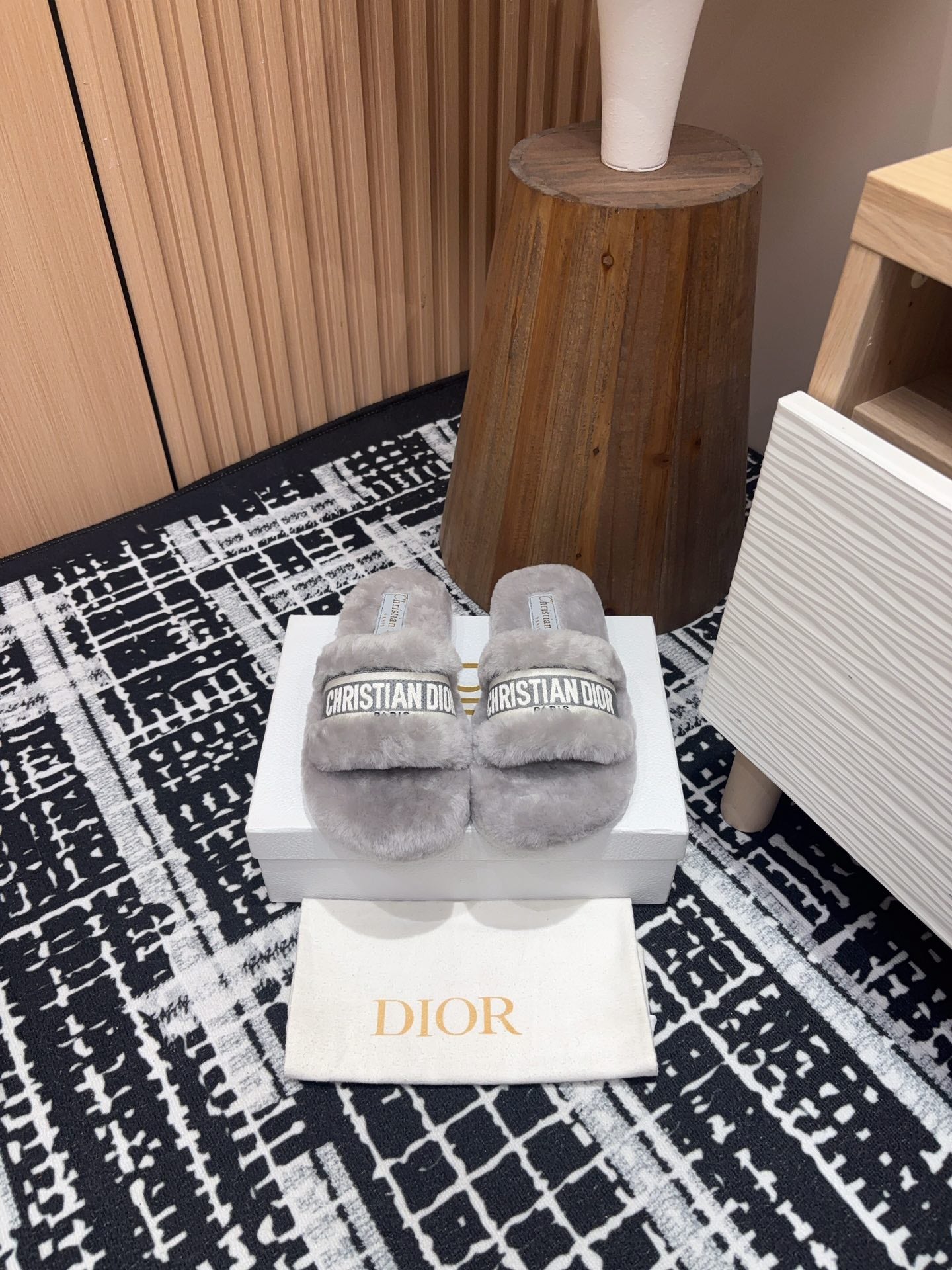 THICK-SOLE SLIPPERS IN PALE GRAY SHEARLING WITH EMBROIDERED LOGO - 35