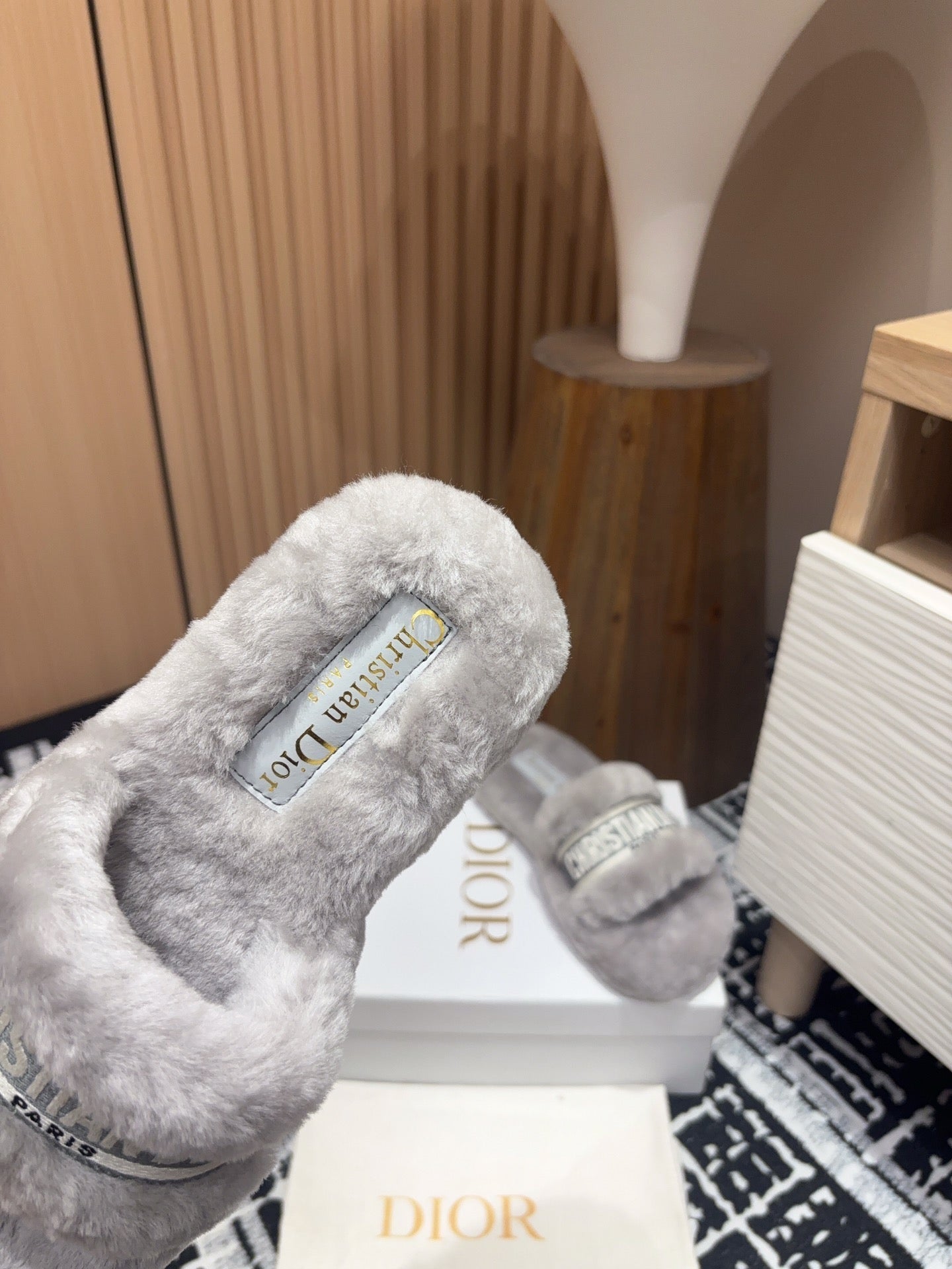 THICK-SOLE SLIPPERS IN PALE GRAY SHEARLING WITH EMBROIDERED LOGO - 35