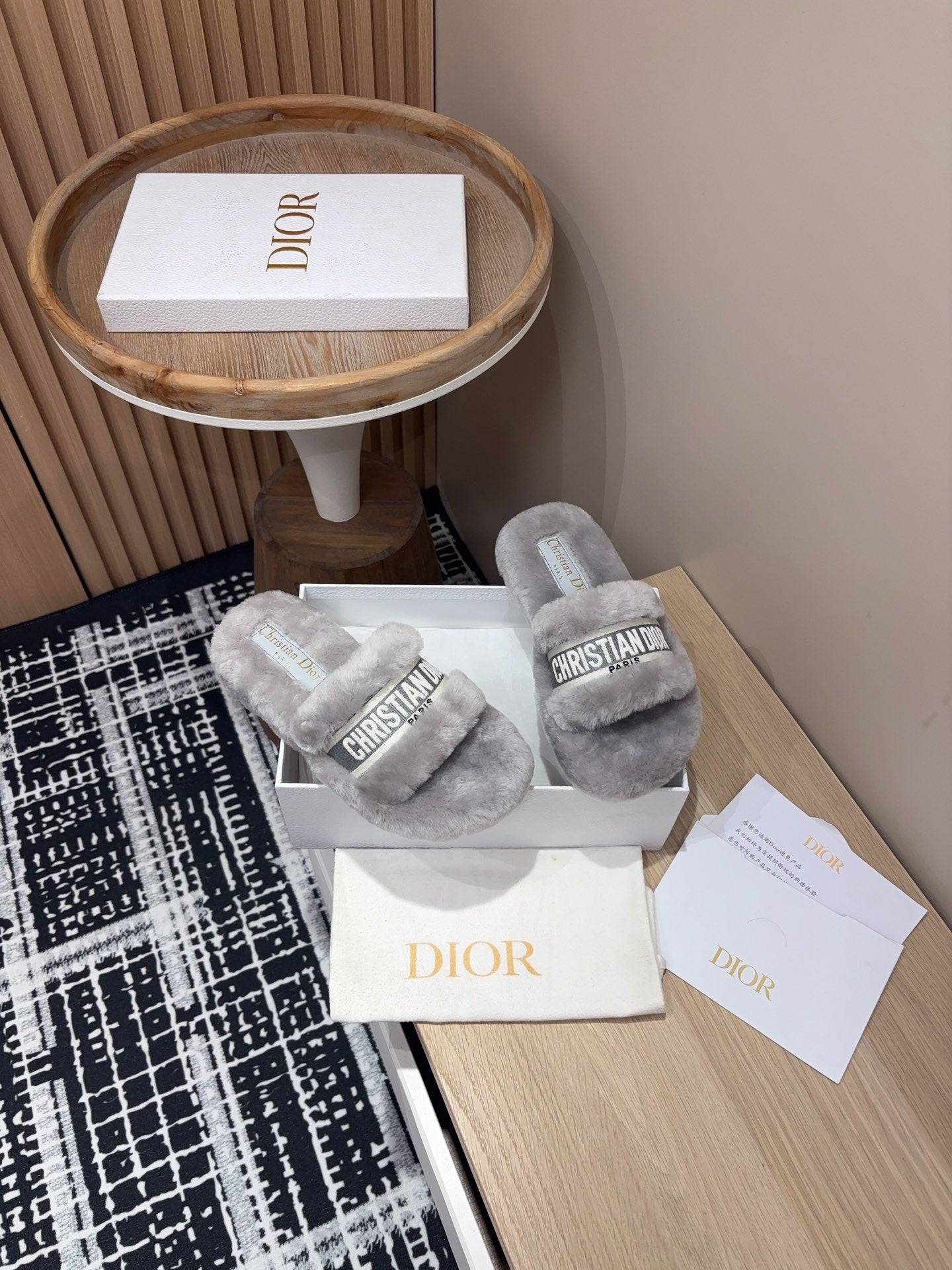 THICK-SOLE SLIPPERS IN PALE GRAY SHEARLING WITH EMBROIDERED LOGO - 35