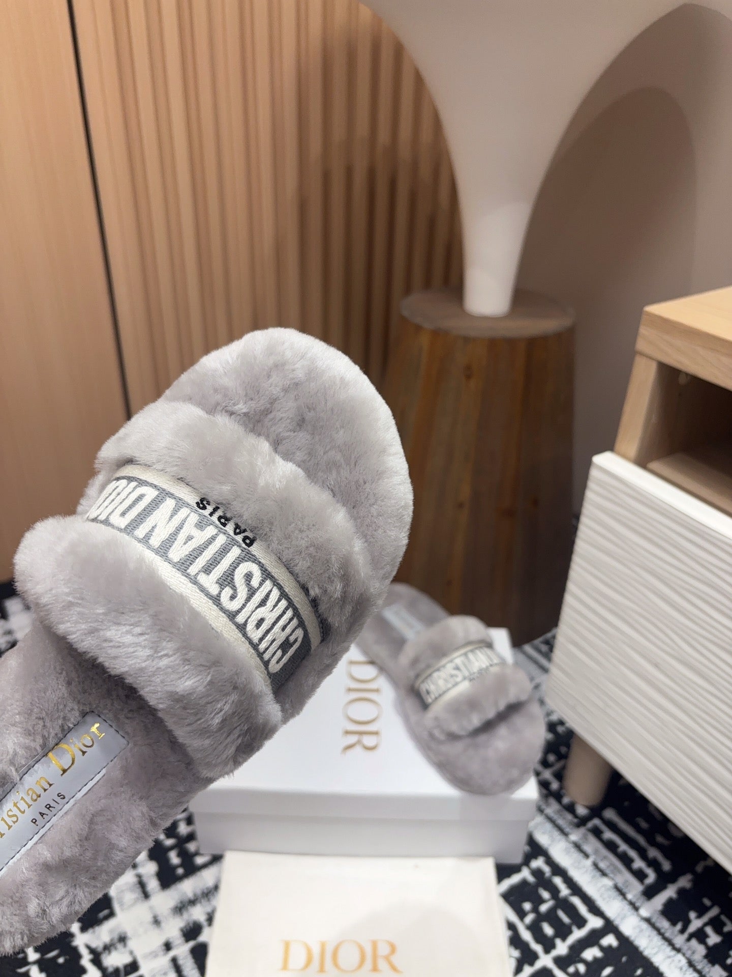 THICK-SOLE SLIPPERS IN PALE GRAY SHEARLING WITH EMBROIDERED LOGO - 35