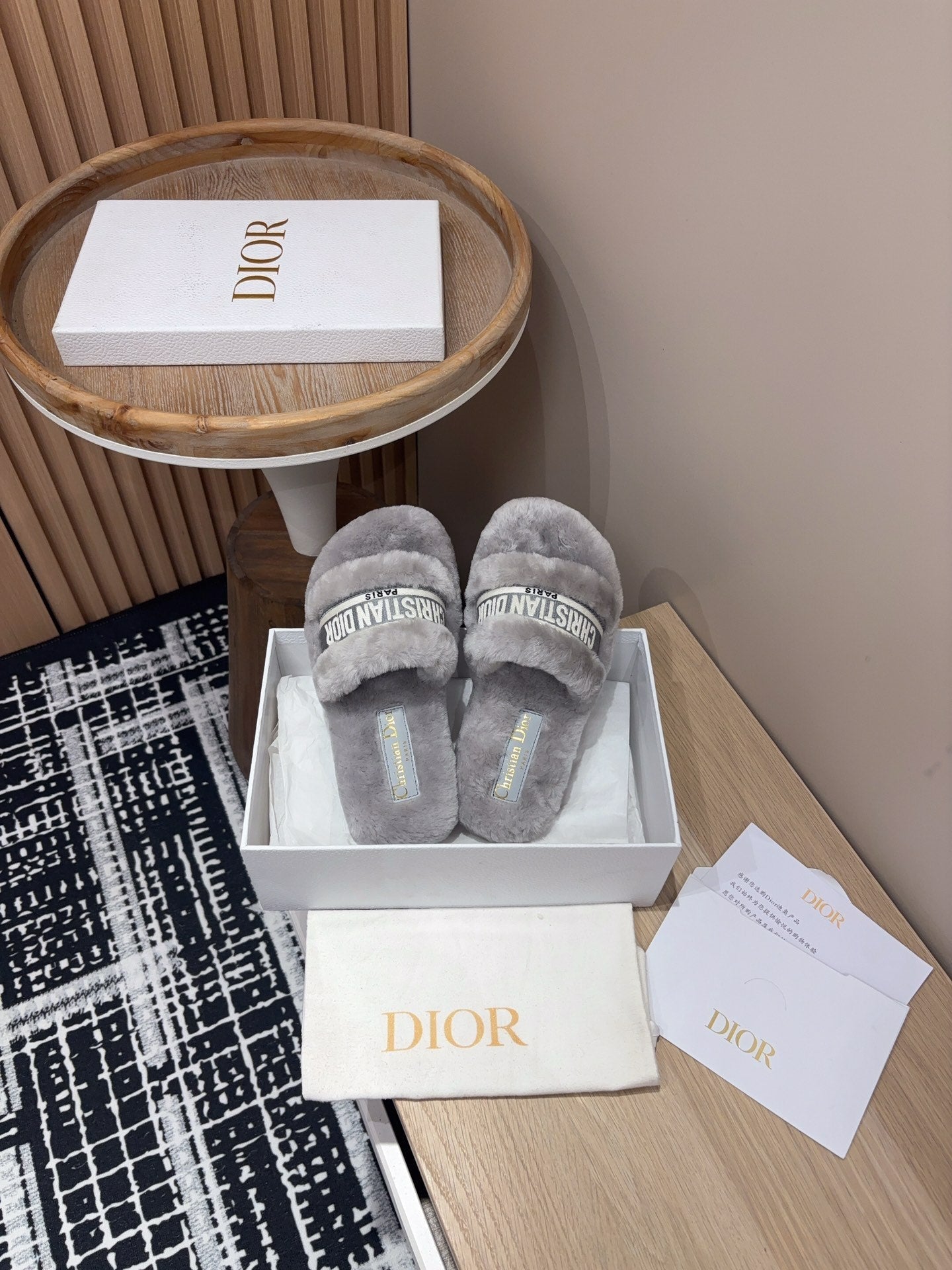 THICK-SOLE SLIPPERS IN PALE GRAY SHEARLING WITH EMBROIDERED LOGO - 35