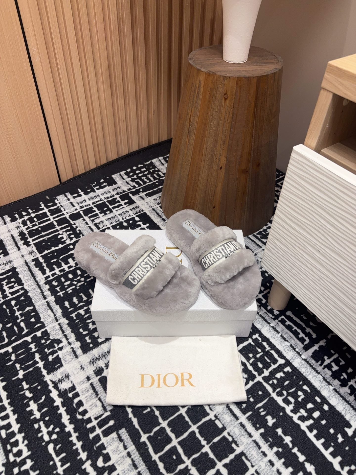THICK-SOLE SLIPPERS IN PALE GRAY SHEARLING WITH EMBROIDERED LOGO - 35