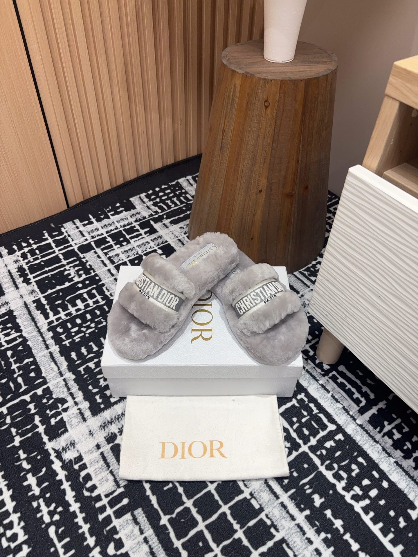 THICK-SOLE SLIPPERS IN PALE GRAY SHEARLING WITH EMBROIDERED LOGO - 35