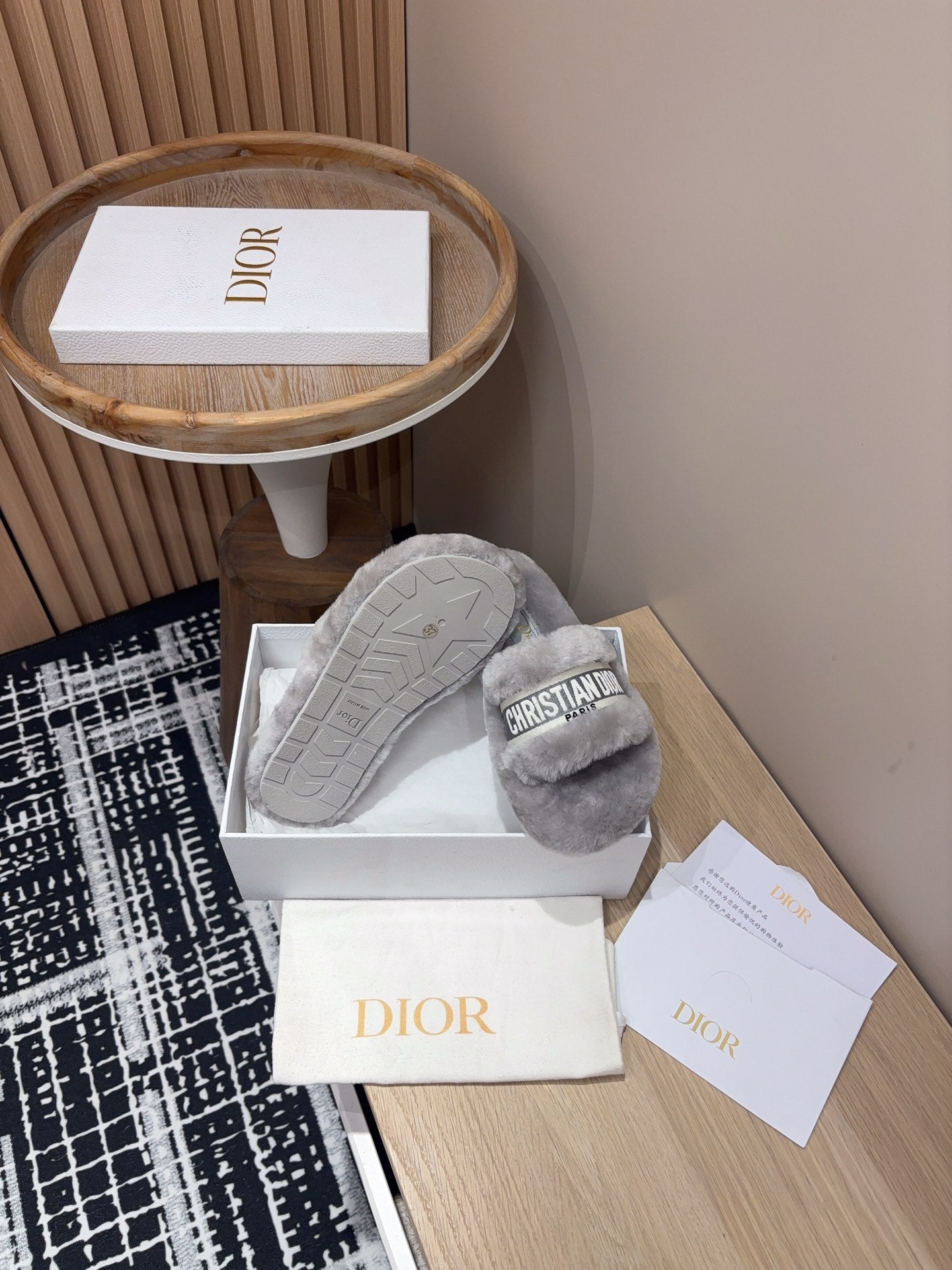 THICK-SOLE SLIPPERS IN PALE GRAY SHEARLING WITH EMBROIDERED LOGO - 35