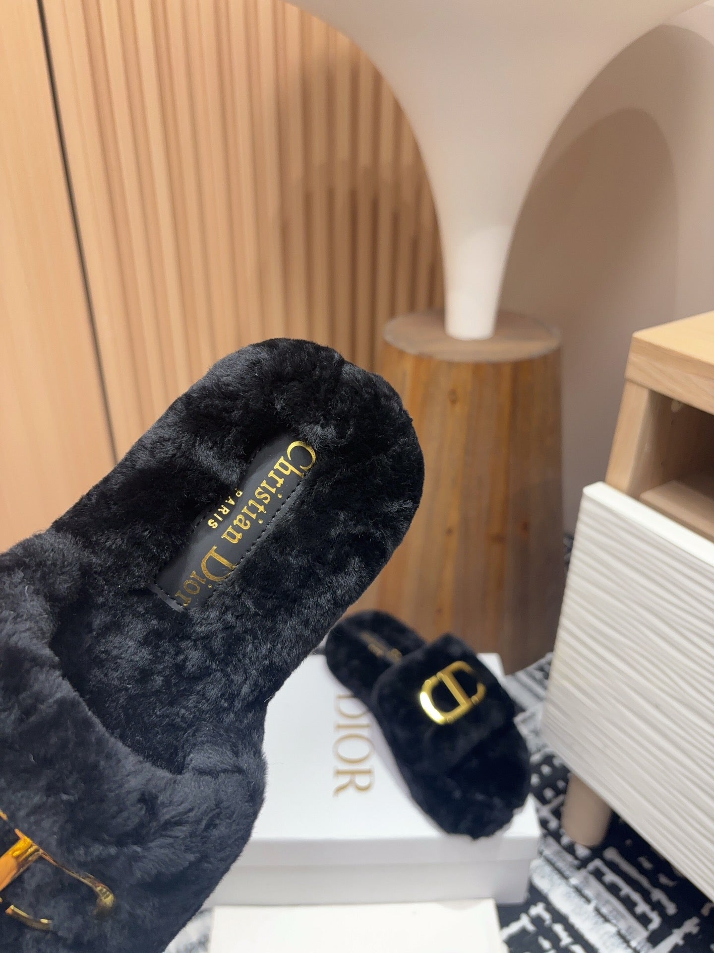 THICK-SOLE SLIPPER IN BLACK FLEECE WITH GOLD LOGO - 35
