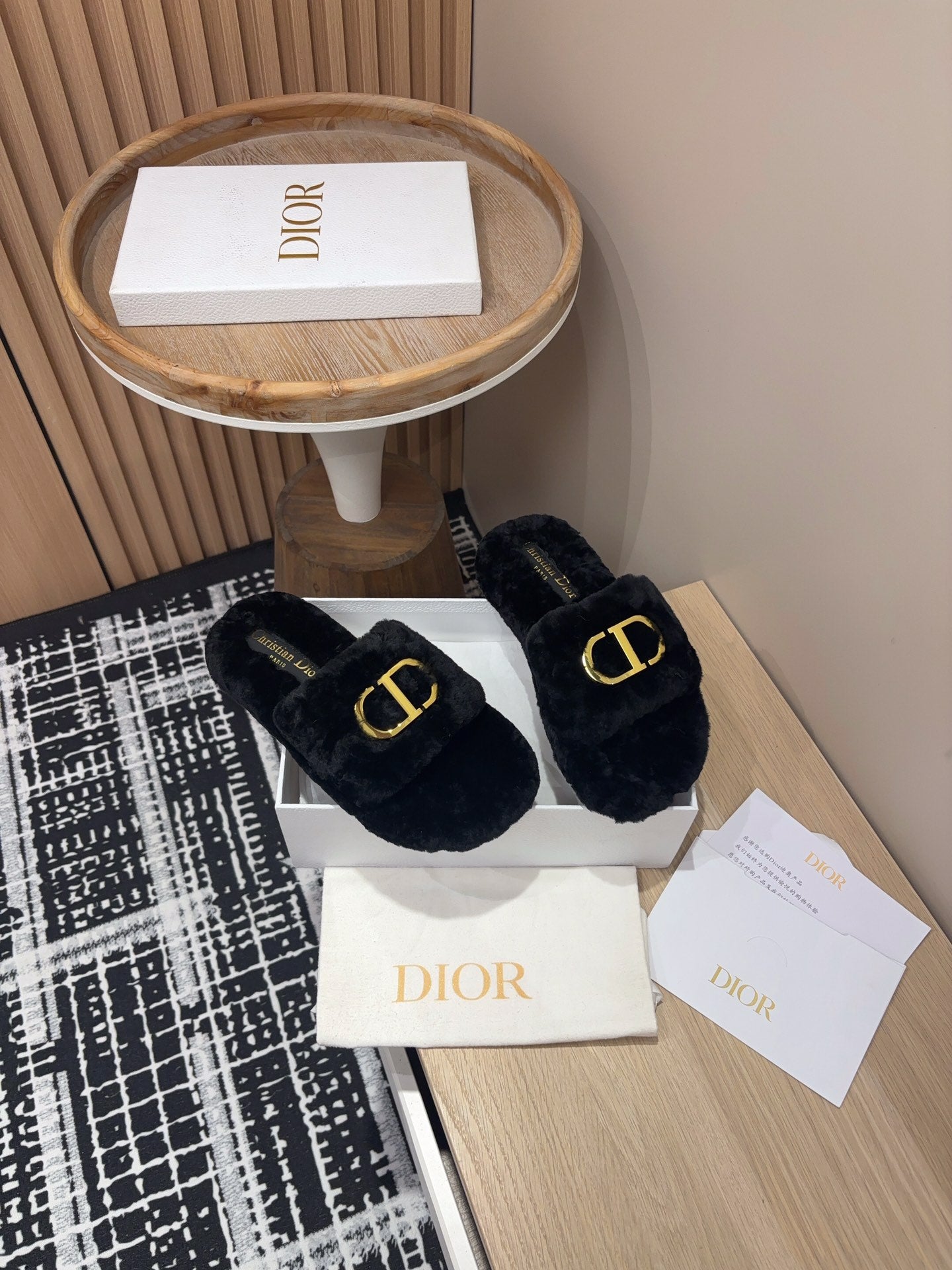 THICK-SOLE SLIPPER IN BLACK FLEECE WITH GOLD LOGO - 35